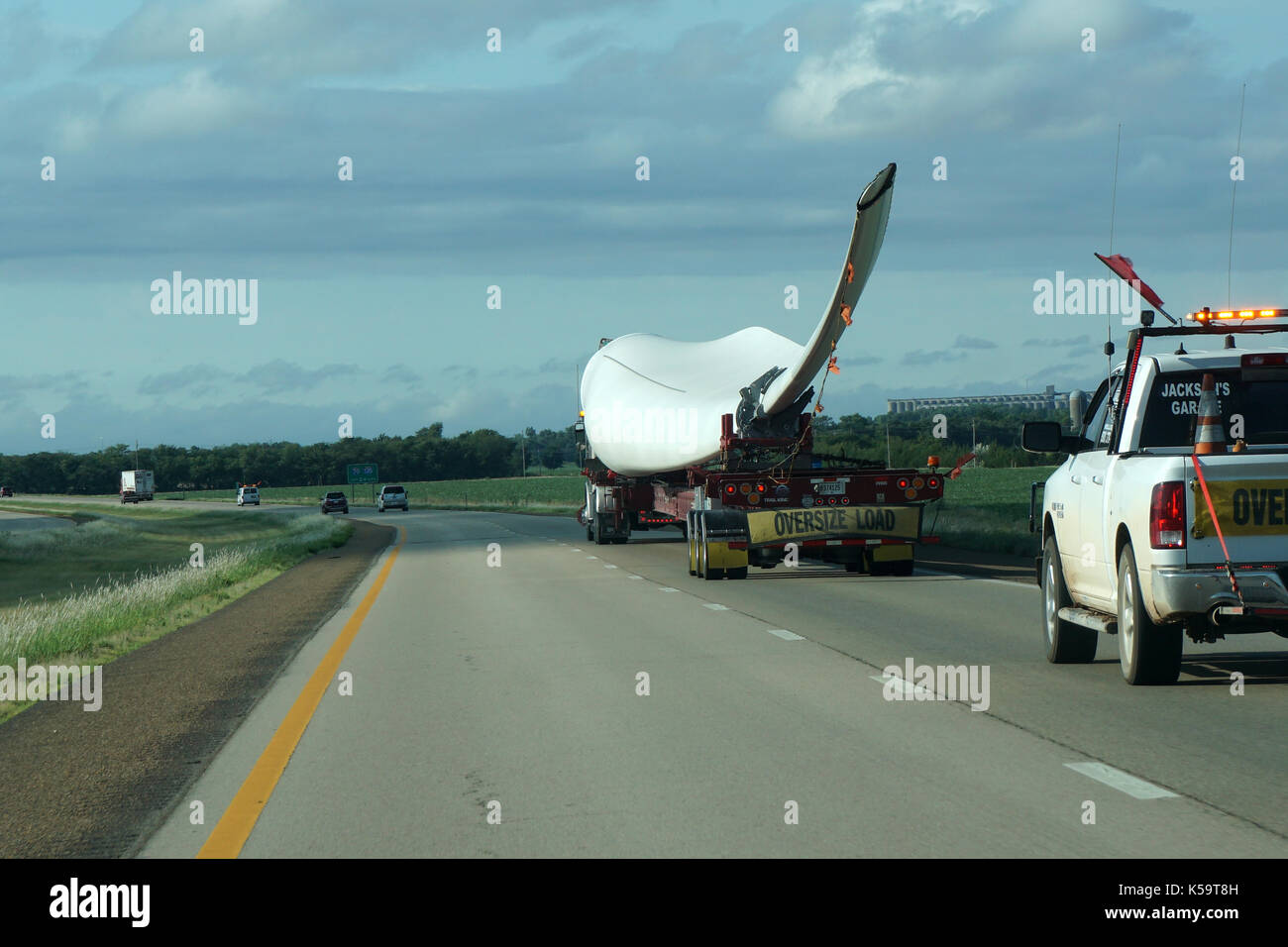 Wind turbine blade sur l'autoroute Banque D'Images