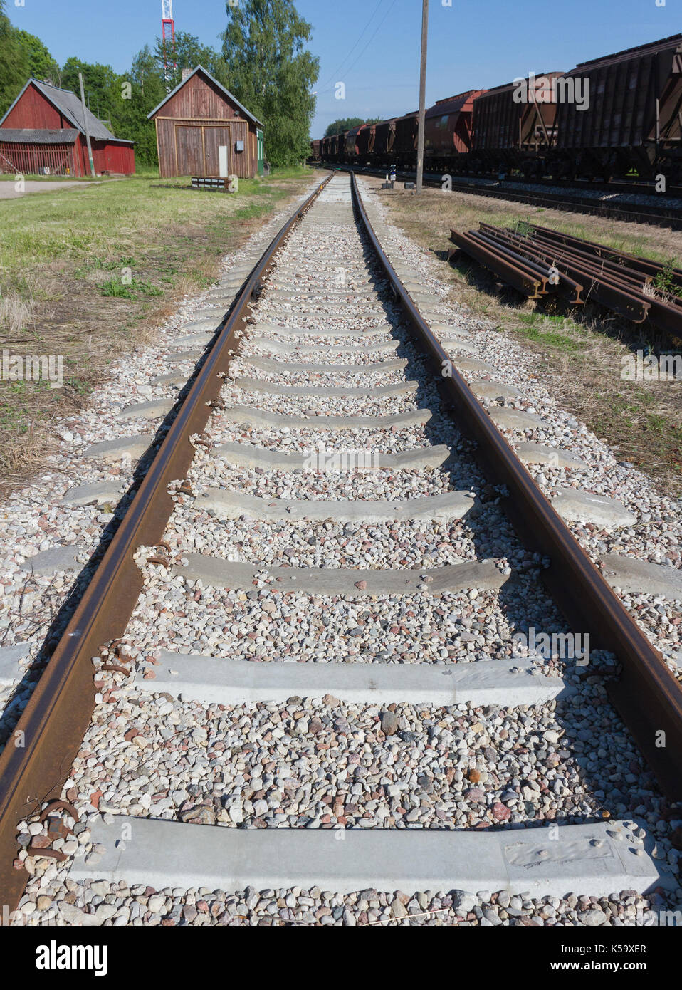 Kandava gare avec rails de rouille et les wagons vides. Banque D'Images