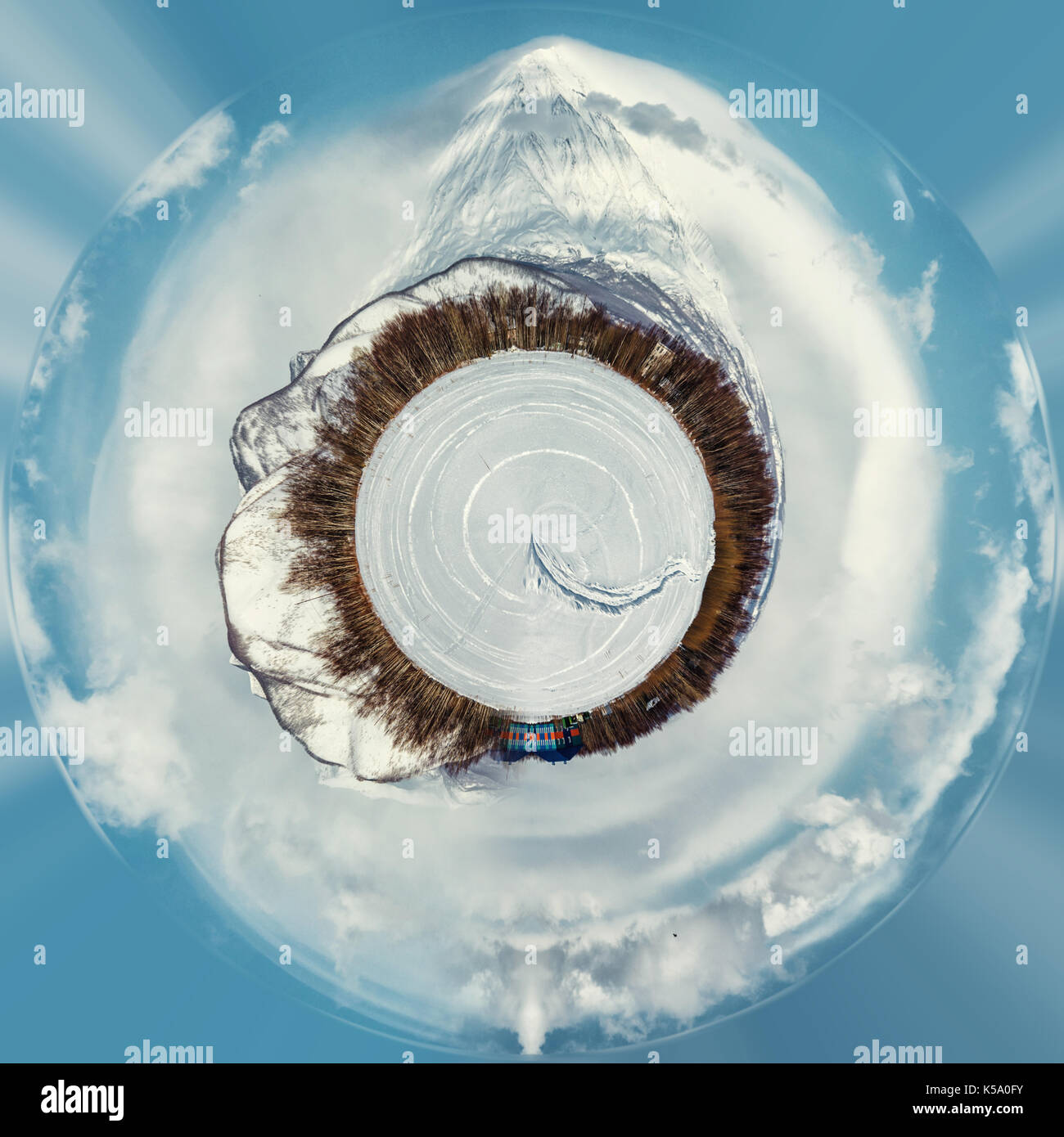 Petite planète sphère 360° panorama du volcan koryaksky. et les paysages enneigés. kamchatka. Extrême-Orient de la Russie. Banque D'Images