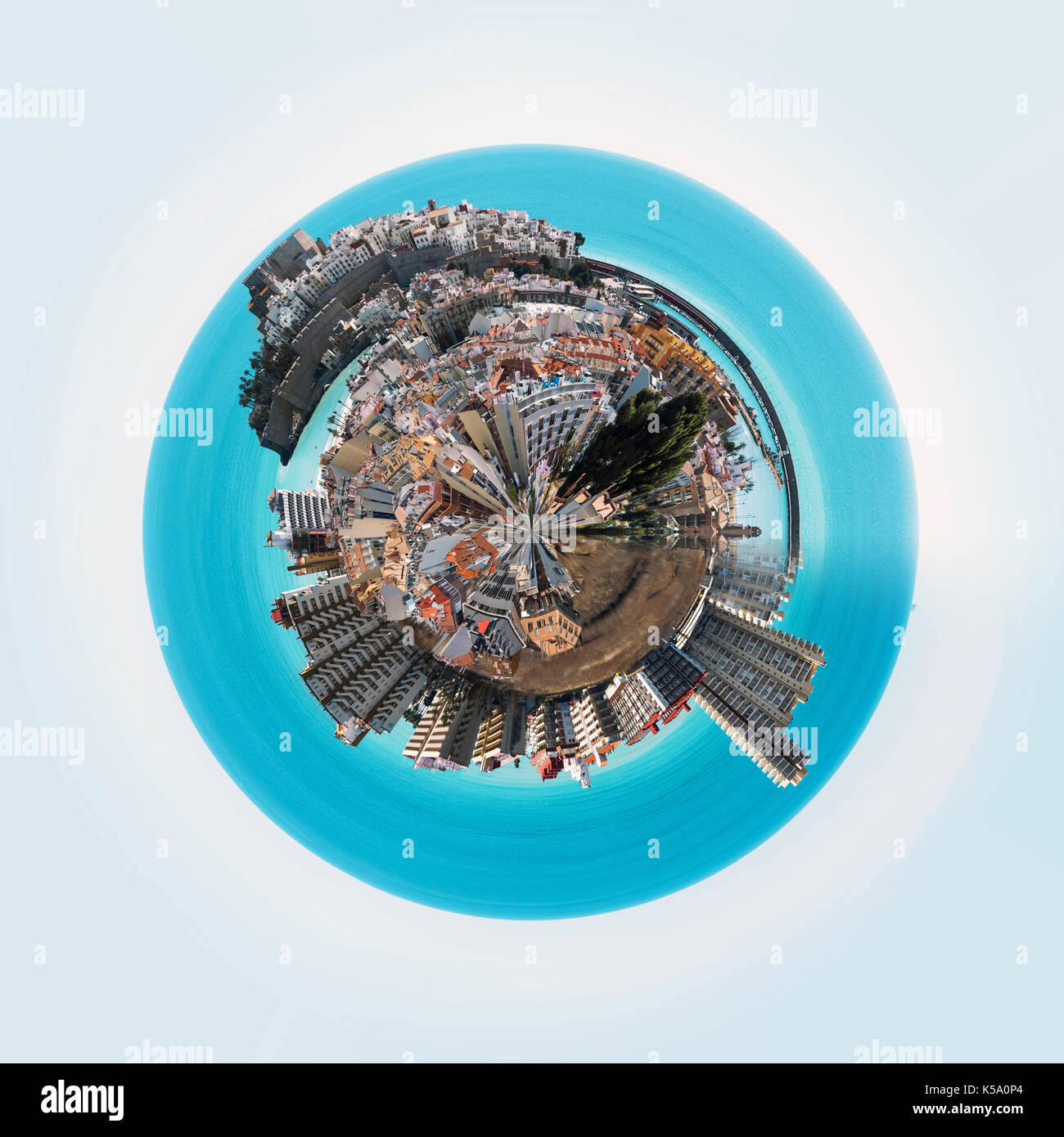 Petite planète sphère 360 degrés. panorama de ville. peniscola Costa del Azahar, province de Castellón, Communauté valencienne, Espagne Banque D'Images