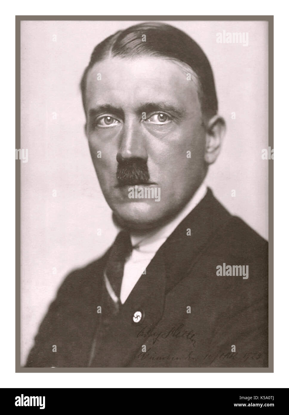 ADOLF HITLER 1920's OFFICIEL STUDIO PORTRAIT studio B&W a posé portrait signé photographie datée d'un jeune Adolf Hitler politiquement immergeant Banque D'Images ADOLF HITLER 1920's OFFICIEL STUDIO PORTRAIT studio B&W a posé portrait signé photographie datée d'un jeune Adolf Hitler politiquement immergeant Banque D'Images