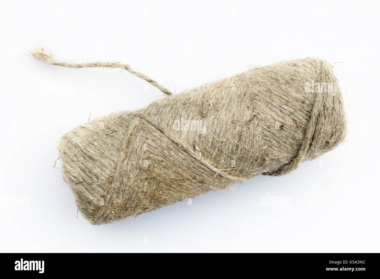 Une bande de gros simple corde de chanvre jardin fabriqué à partir de fibres naturelles écologique se trouve sur un tableau blanc. Banque D'Images