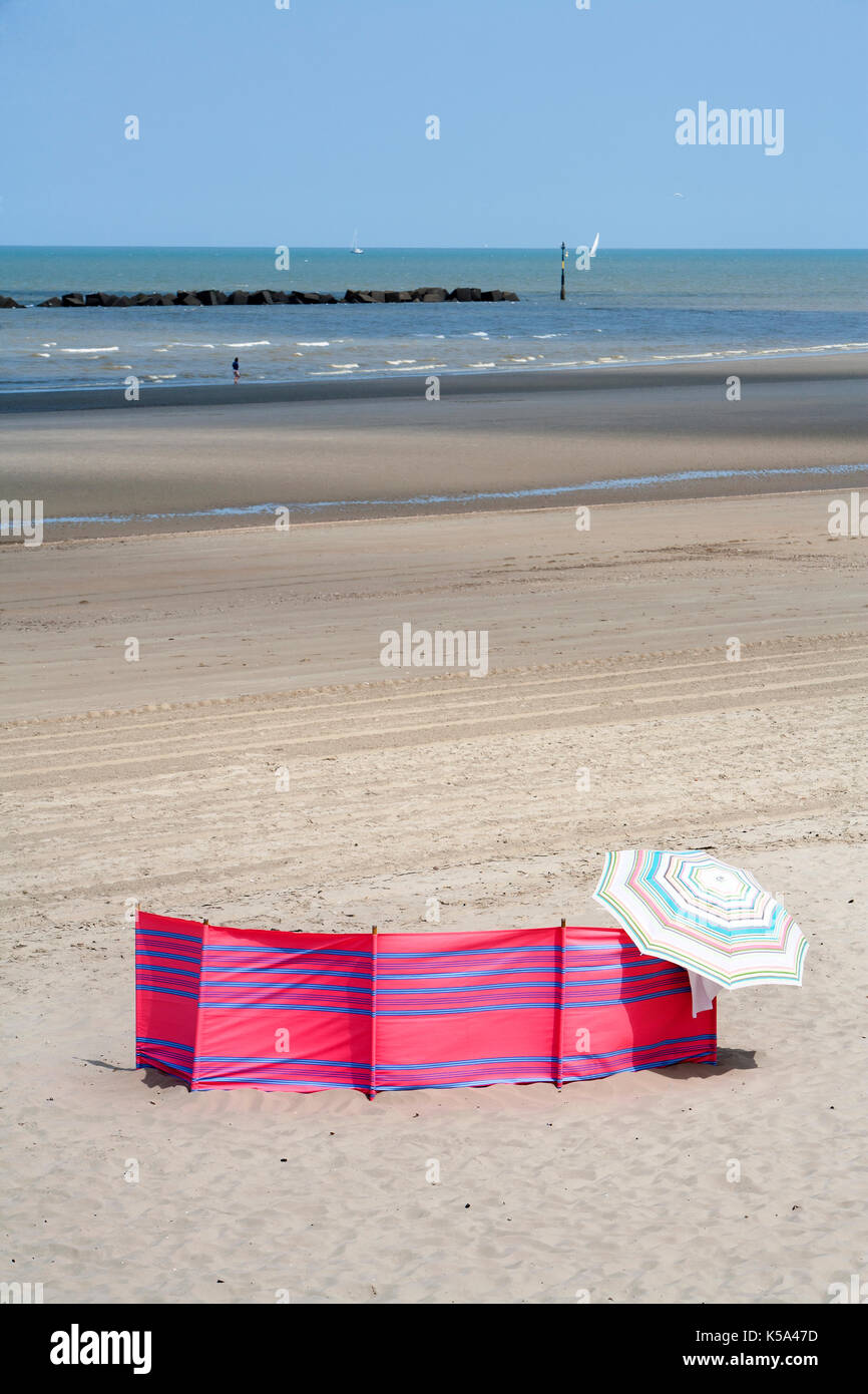 Bien protégé contre le vent sur une plage dans le Nord de la France Banque D'Images