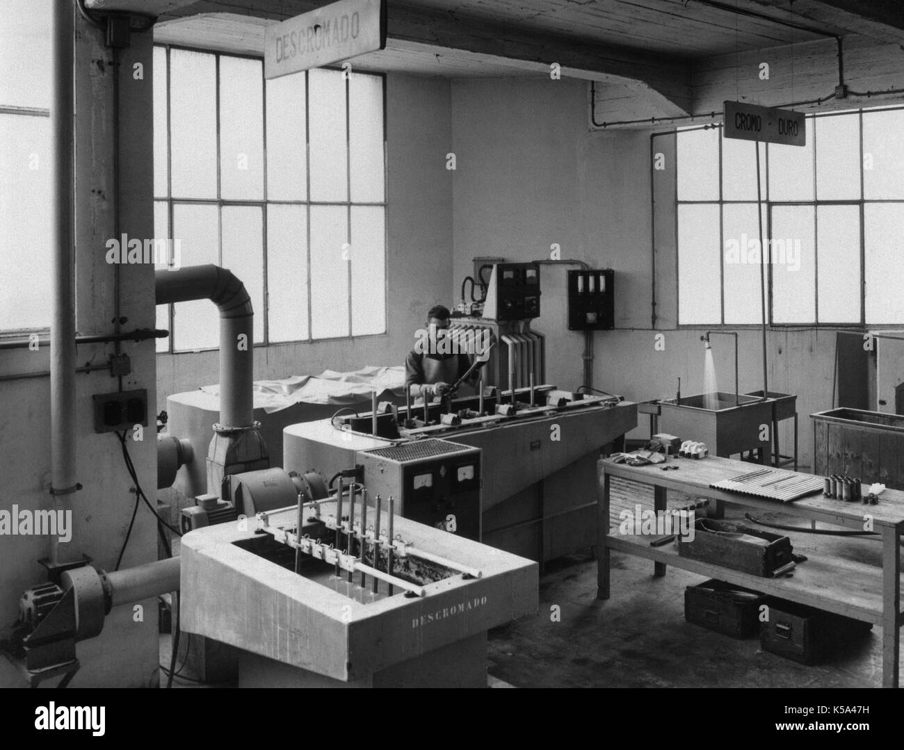 L'industrie espagnole. Décennie des années 60. Deschroming article dans une usine de l'organe pour les motos. Barcelone, Catalogne, Espagne. Banque D'Images