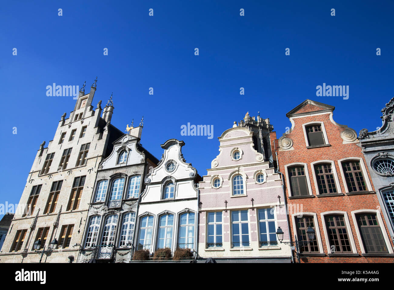 Façade du xviiie siècle, les bâtiments de la Grote Markt (grand place du marché) à Mechelen, Belgique. Un ciel bleu rend les bâtiments encore plus attrayant. Banque D'Images