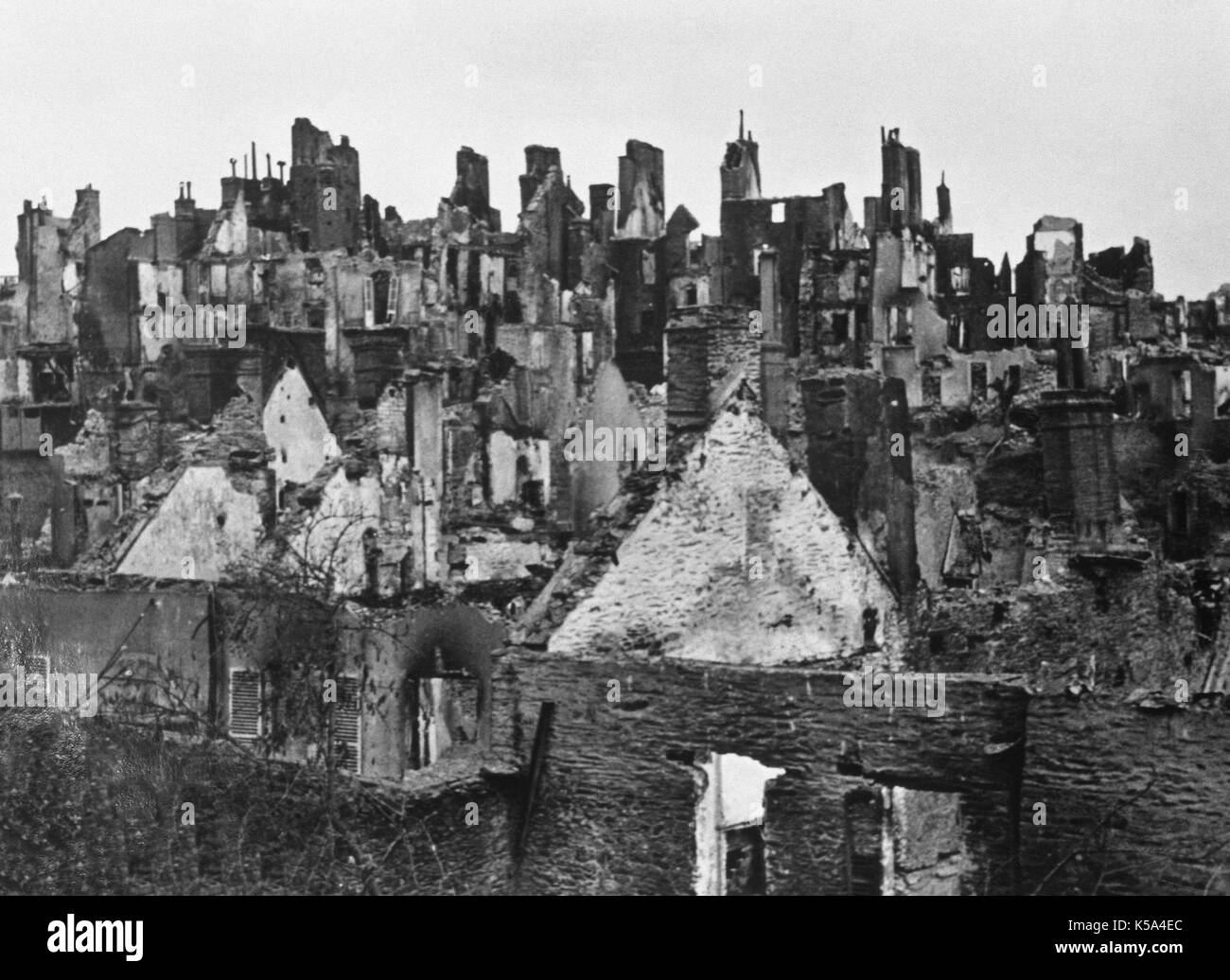 Seconde Guerre mondiale. Vue sur le village de Saint Lo complètement détruit à cause de la bombardements alliés en 14 juillet 1944. Banque D'Images