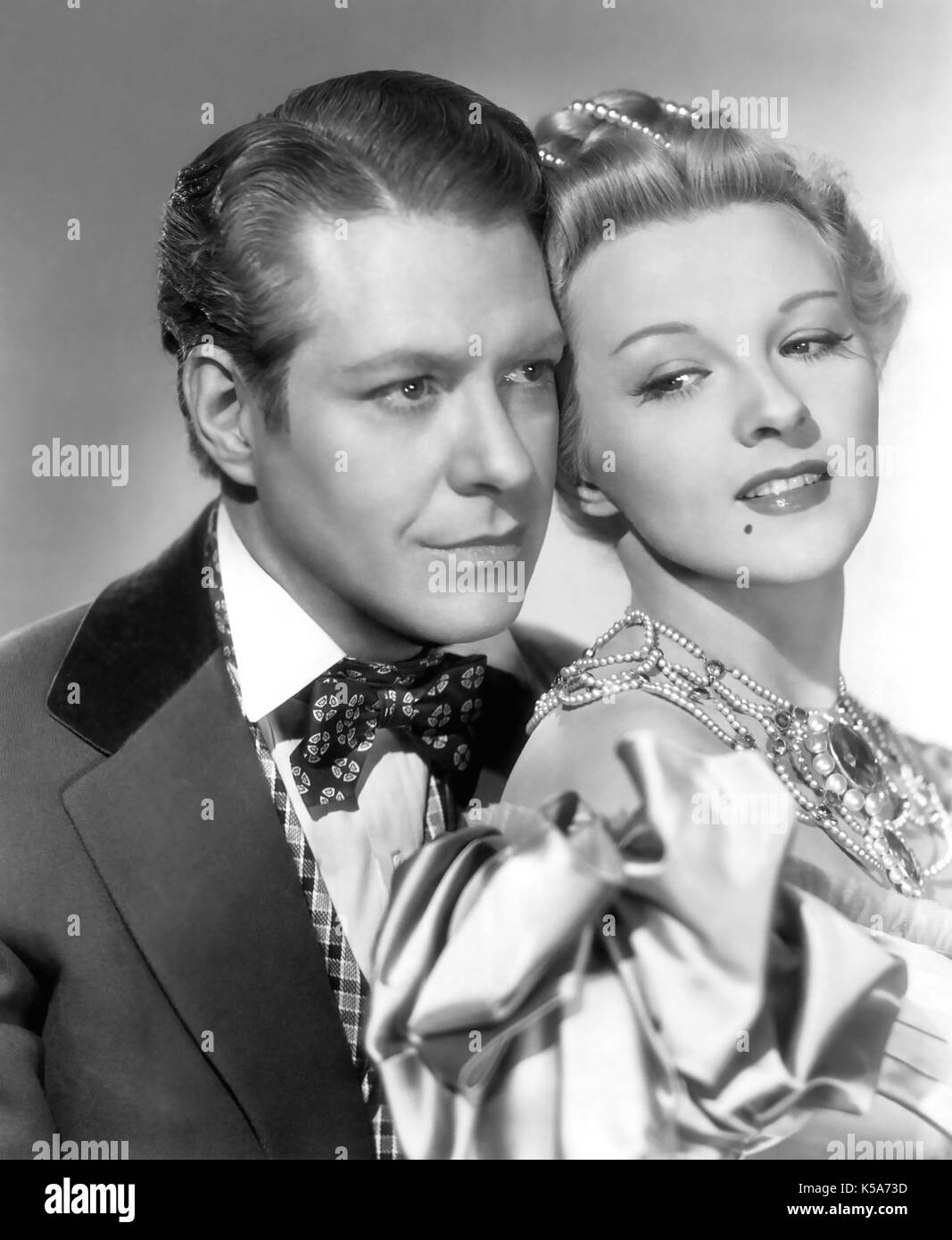 AVANT-POSTE du Nord-Ouest (alias fin de l'arc-en-ciel) 1947 Republic Pictures film avec Nelson Eddy et Ilona Massey Banque D'Images AVANT-POSTE du Nord-Ouest (alias fin de l'arc-en-ciel) 1947 Republic Pictures film avec Nelson Eddy et Ilona Massey Banque D'Images