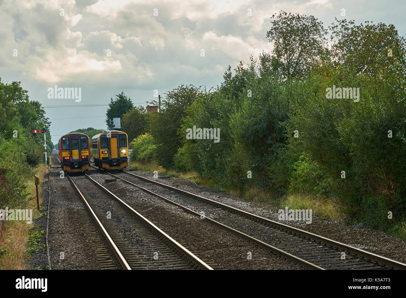 East Midlands Trains les trains passant par le petit village de Rungis Lincolnshire Banque D'Images