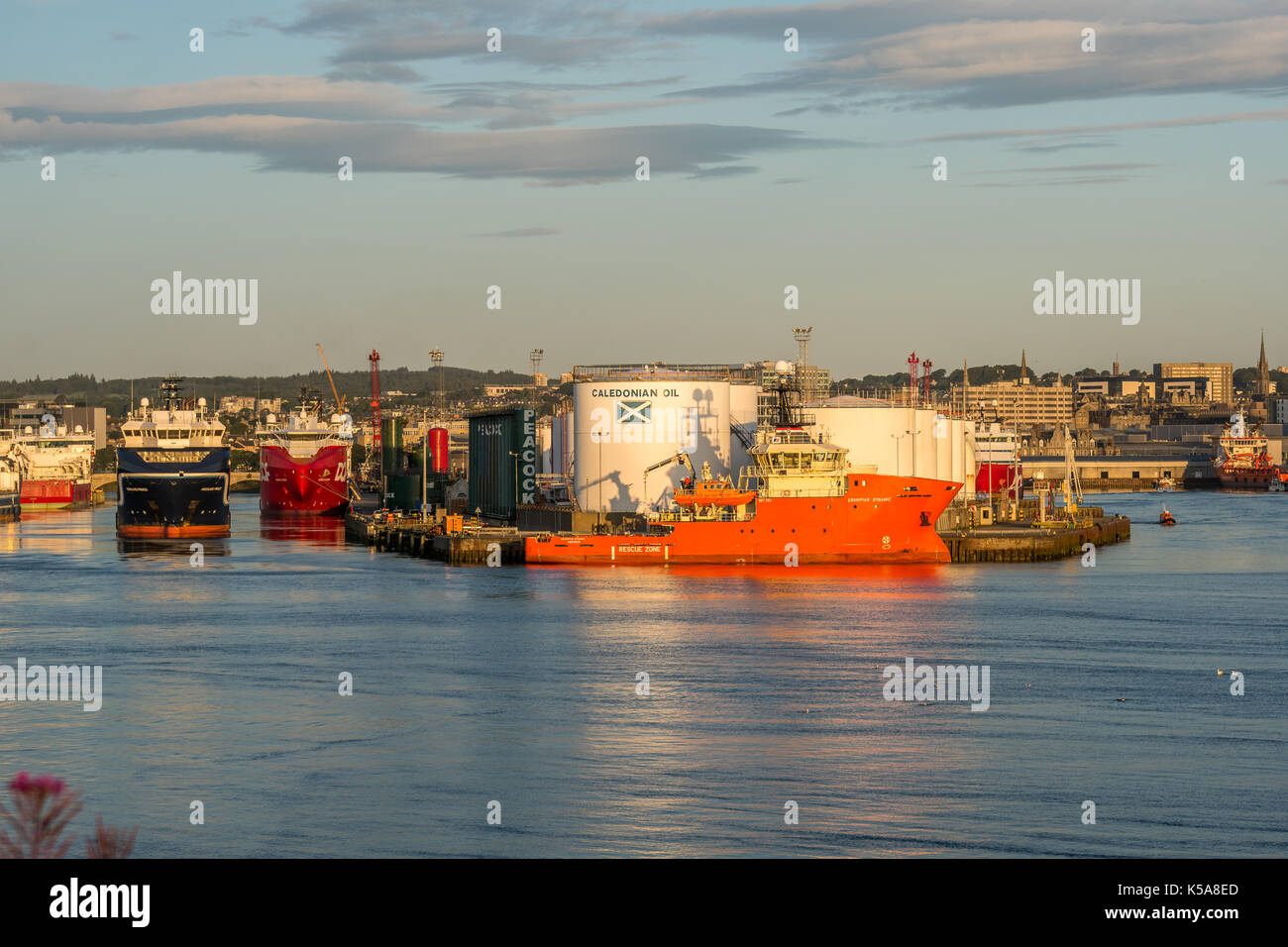 Aberdeen, Écosse, Royaume-Uni, le 30 août 2017. Aberdeen Harbour, rivière Dee et les navires. Banque D'Images