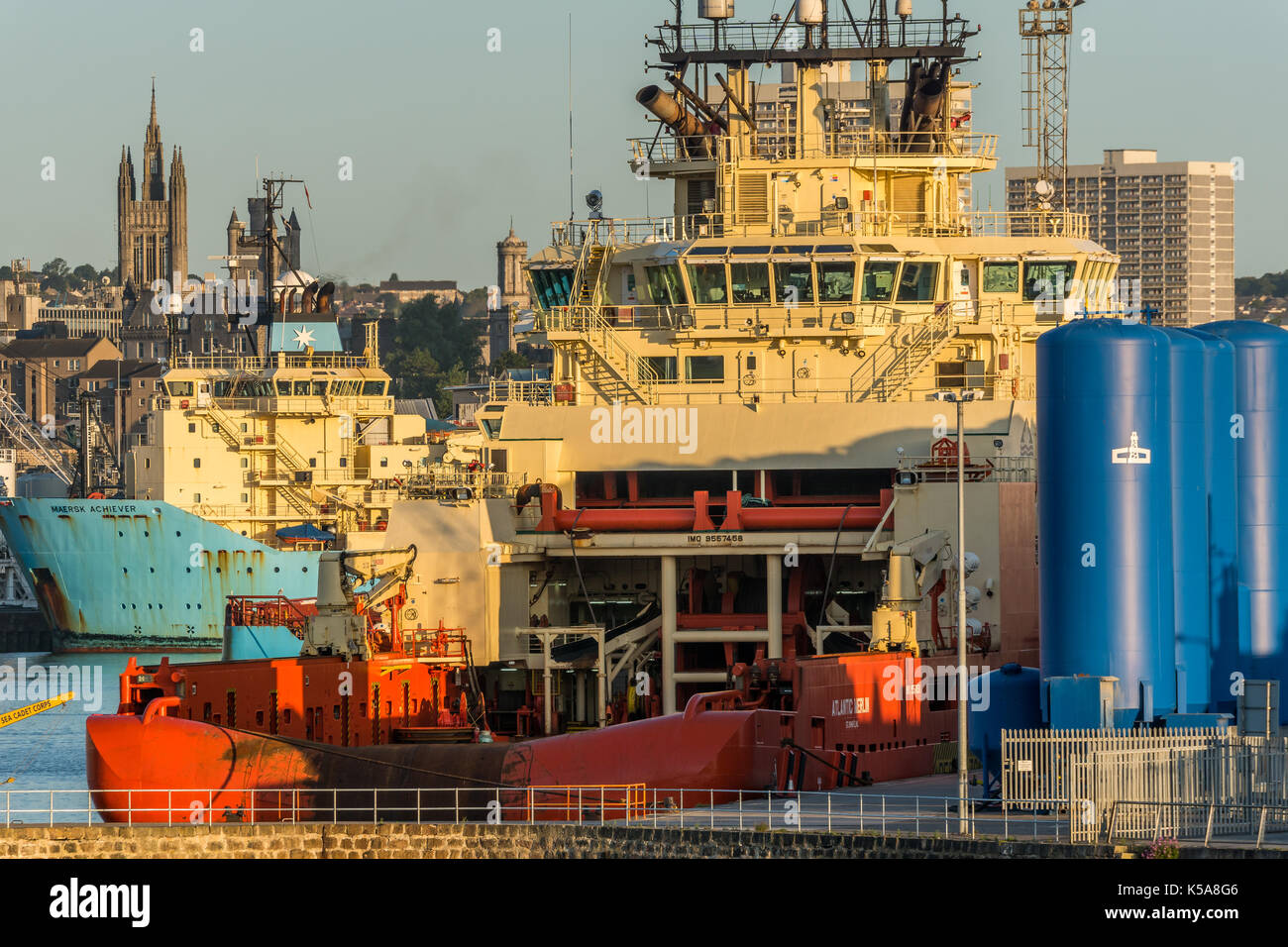 Aberdeen, Écosse, Royaume-Uni, le 30 août 2017. Aberdeen Harbour Pier et le transport du pétrole des navires. Banque D'Images