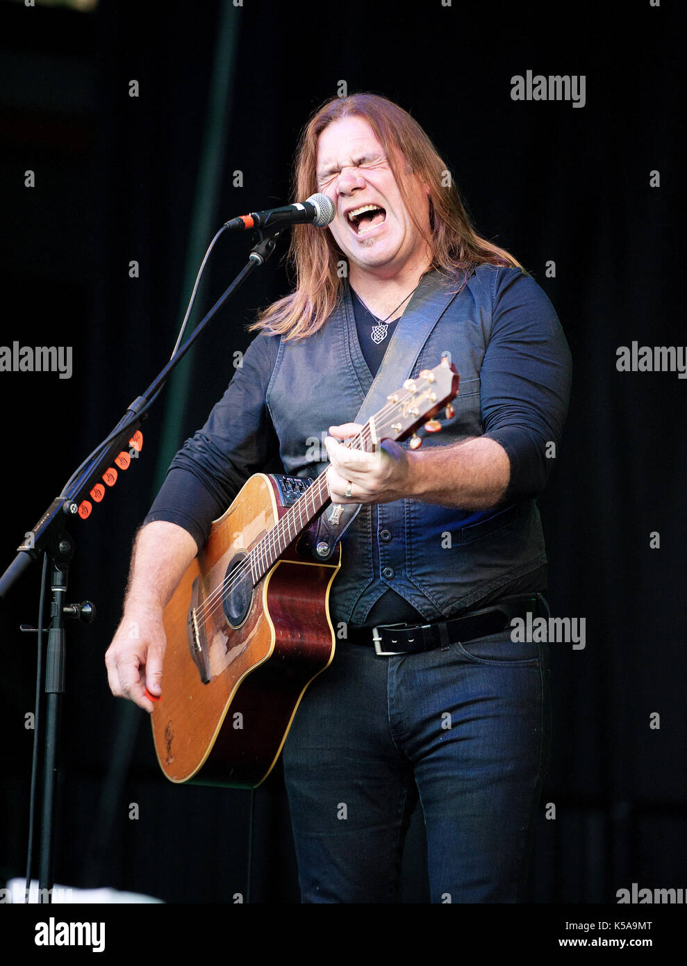 Chanteur et musicien canadien Alan Doyle, anciennement de Great Big Sea, se produit en concert à l'Olympic Plaza whistler. Samedi, Août 26, 2017. Banque D'Images