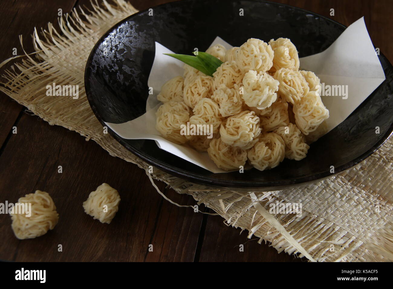 Dakak-dakak bulat, le snack populaire de manioc et de boules de nouilles de riz de Padang, Sumatra ouest Banque D'Images