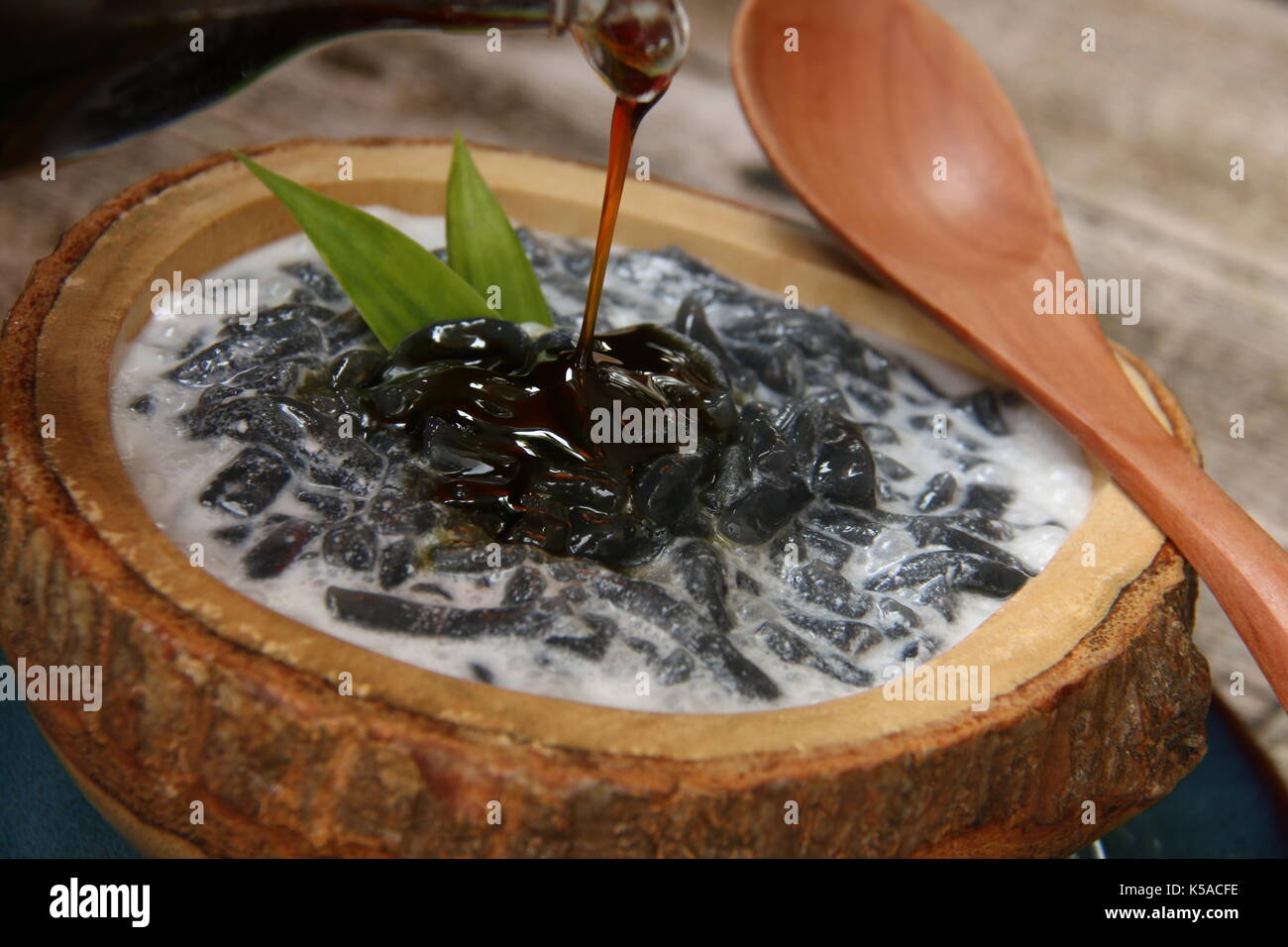 Es dawet. ireng dessert froid javanais de paille de riz rôti jelly, servi avec du lait de coco et le sucre de palme. Banque D'Images