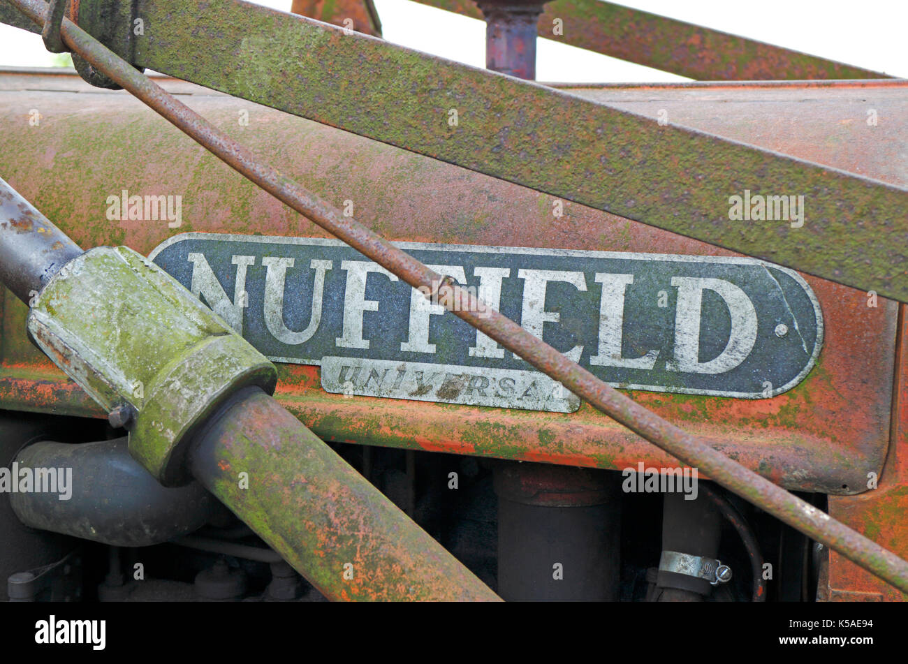 Un tracteur Nuffield Universal plaque fabricants. Banque D'Images