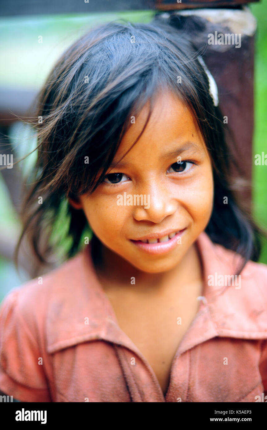 Siem Reap, Cambodge - Dec 9,2013:Petite fille souriant à un village de Siem Reap, Cambodge. Banque D'Images