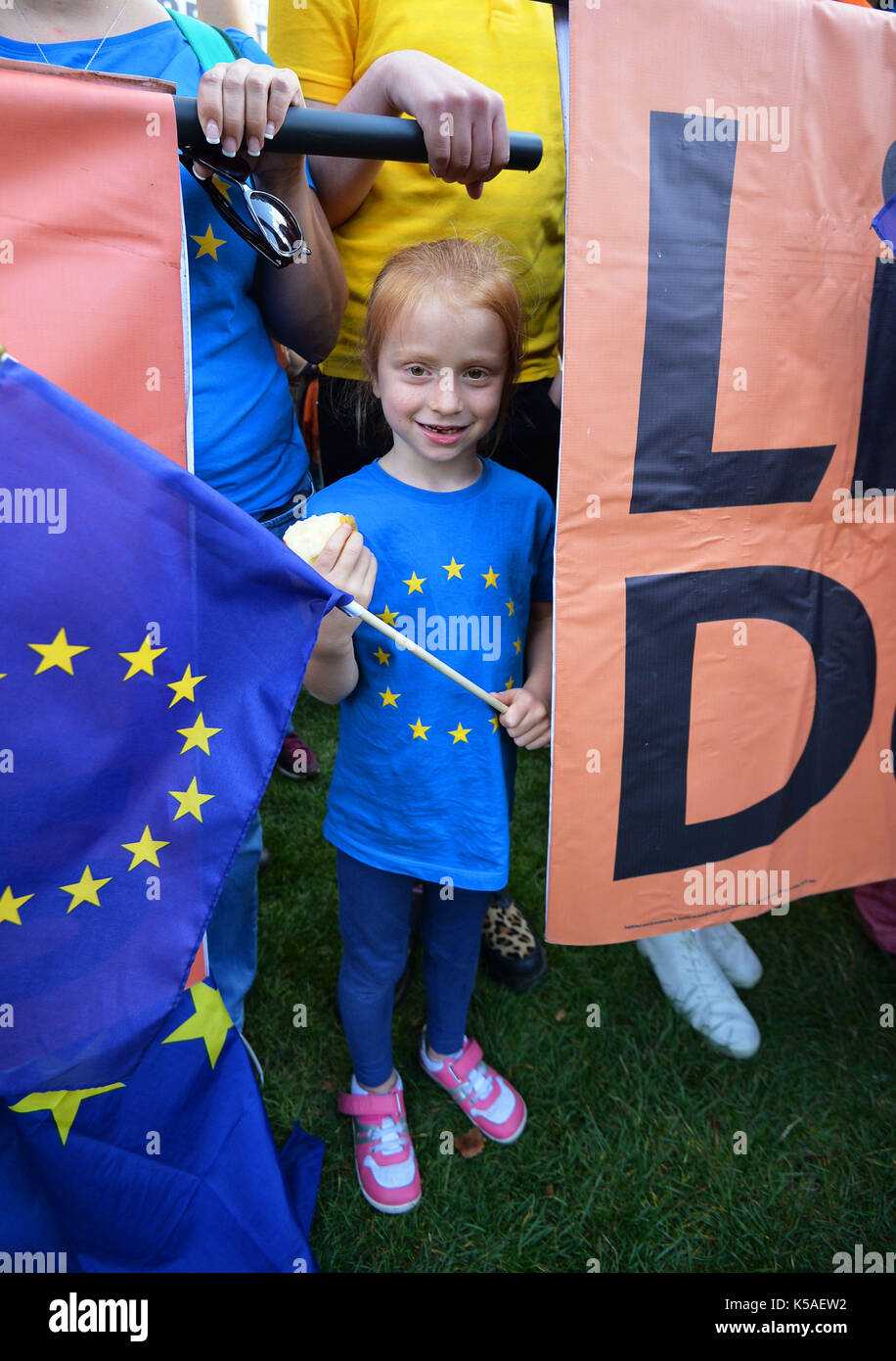 Un jeune manifestant se joint aux manifestants à Hyde Park corner avant d'un pro-UE pour l'Europe de mars à Londres. Banque D'Images