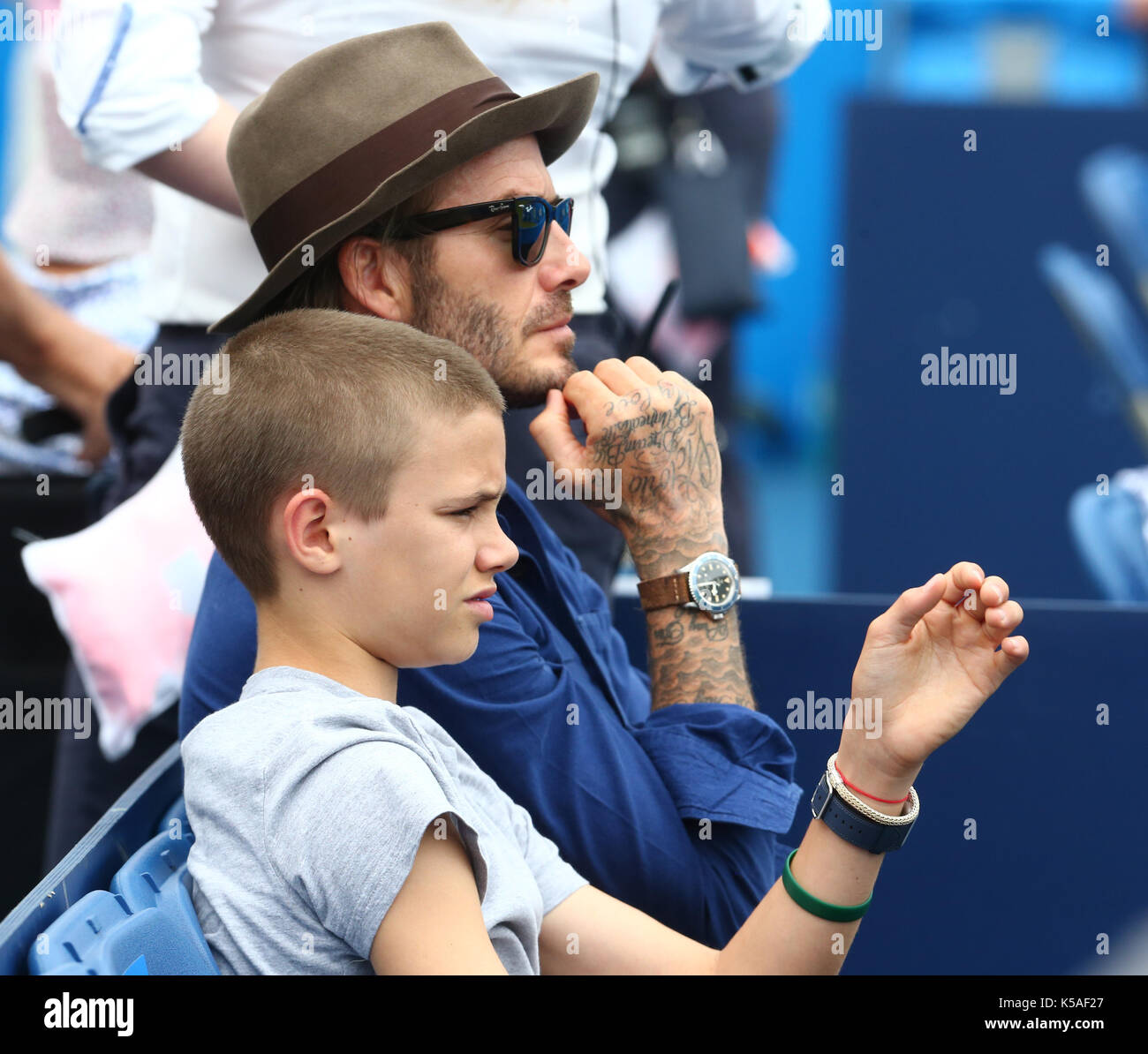 David Beckham et Romeo Beckham regardant Sam Querrey (USA) pendant les singles hommes Round Two match des Championnats ATP Aegon au Queen's Club avec: David Beckham, Romeo Beckham où: Londres, Grand Londres, Royaume-Uni quand: 22 juin 2017 crédit: WENN.com Banque D'Images