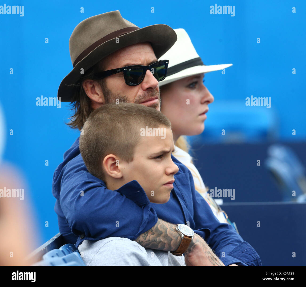 David Beckham et Romeo Beckham regardant Sam Querrey (USA) pendant les singles hommes Round Two match des Championnats ATP Aegon au Queen's Club avec: David Beckham, Romeo Beckham où: Londres, Grand Londres, Royaume-Uni quand: 22 juin 2017 crédit: WENN.com Banque D'Images