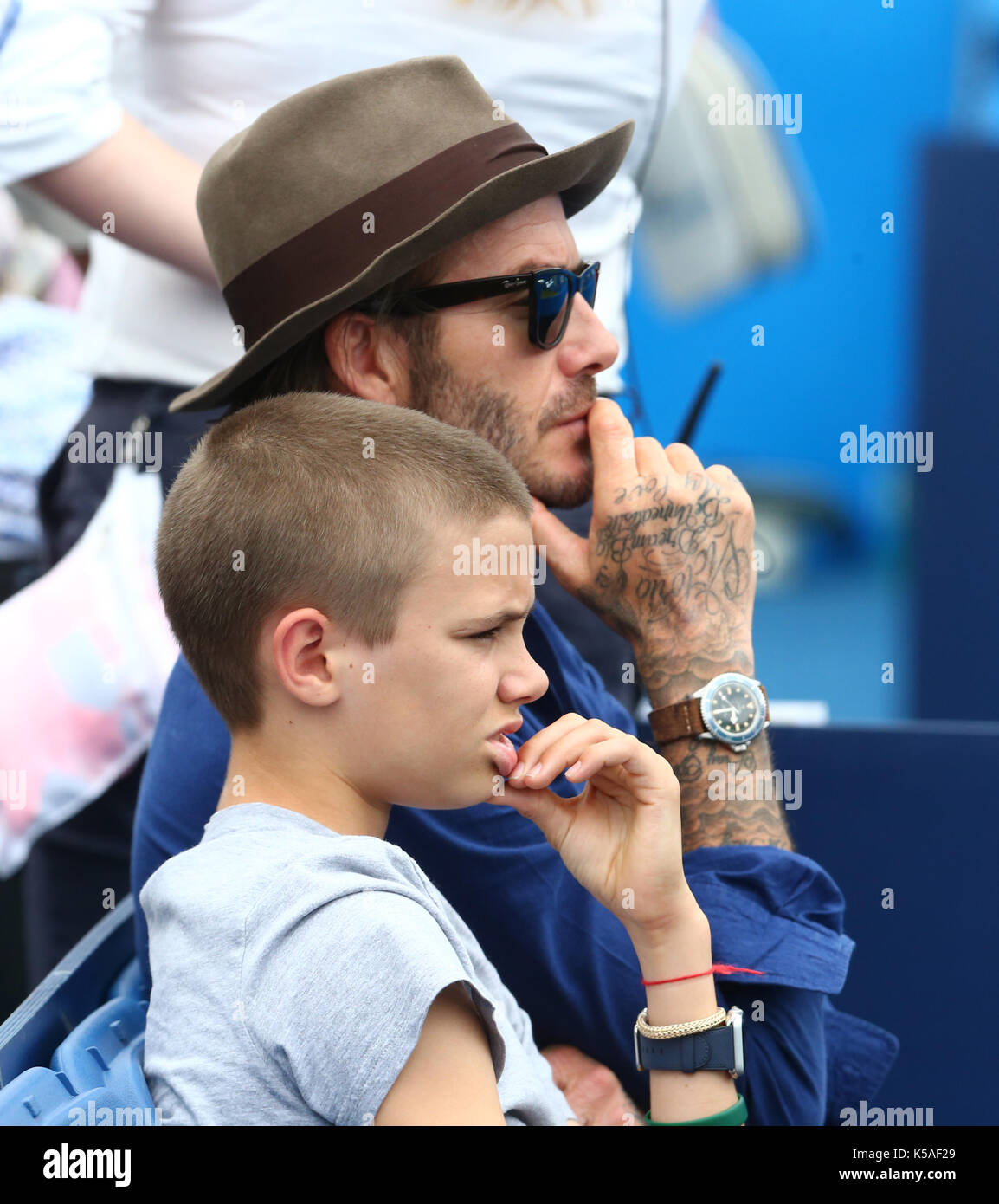 David Beckham et Romeo Beckham regardant Sam Querrey (USA) pendant les singles hommes Round Two match des Championnats ATP Aegon au Queen's Club avec: David Beckham, Romeo Beckham où: Londres, Grand Londres, Royaume-Uni quand: 22 juin 2017 crédit: WENN.com Banque D'Images