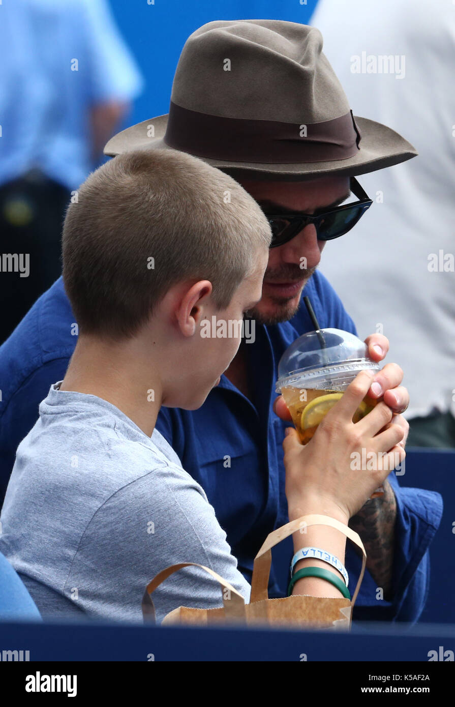 David Beckham et Romeo Beckham regardant Sam Querrey (USA) pendant les singles hommes Round Two match des Championnats ATP Aegon au Queen's Club avec: David Beckham, Romeo Beckham où: Londres, Grand Londres, Royaume-Uni quand: 22 juin 2017 crédit: WENN.com Banque D'Images