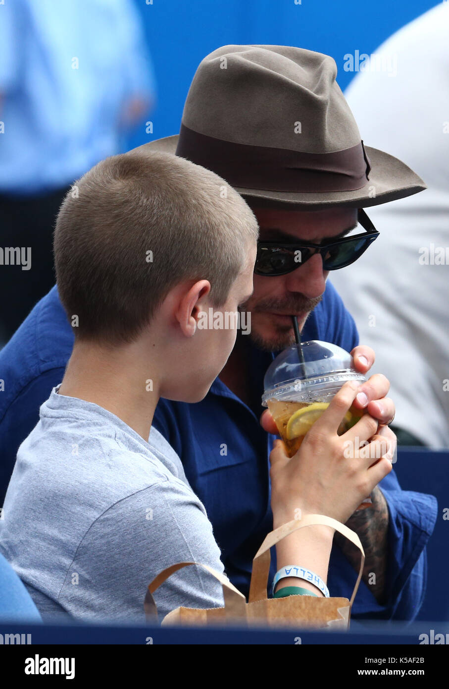 David Beckham et Romeo Beckham regardant Sam Querrey (USA) pendant les singles hommes Round Two match des Championnats ATP Aegon au Queen's Club avec: David Beckham, Romeo Beckham où: Londres, Grand Londres, Royaume-Uni quand: 22 juin 2017 crédit: WENN.com Banque D'Images