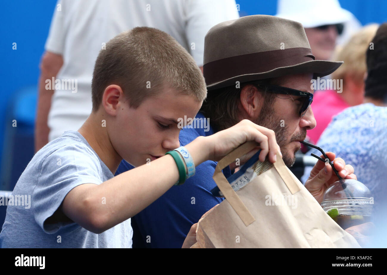 David Beckham et Romeo Beckham regardant Sam Querrey (USA) pendant les singles hommes Round Two match des Championnats ATP Aegon au Queen's Club avec: David Beckham, Romeo Beckham où: Londres, Grand Londres, Royaume-Uni quand: 22 juin 2017 crédit: WENN.com Banque D'Images