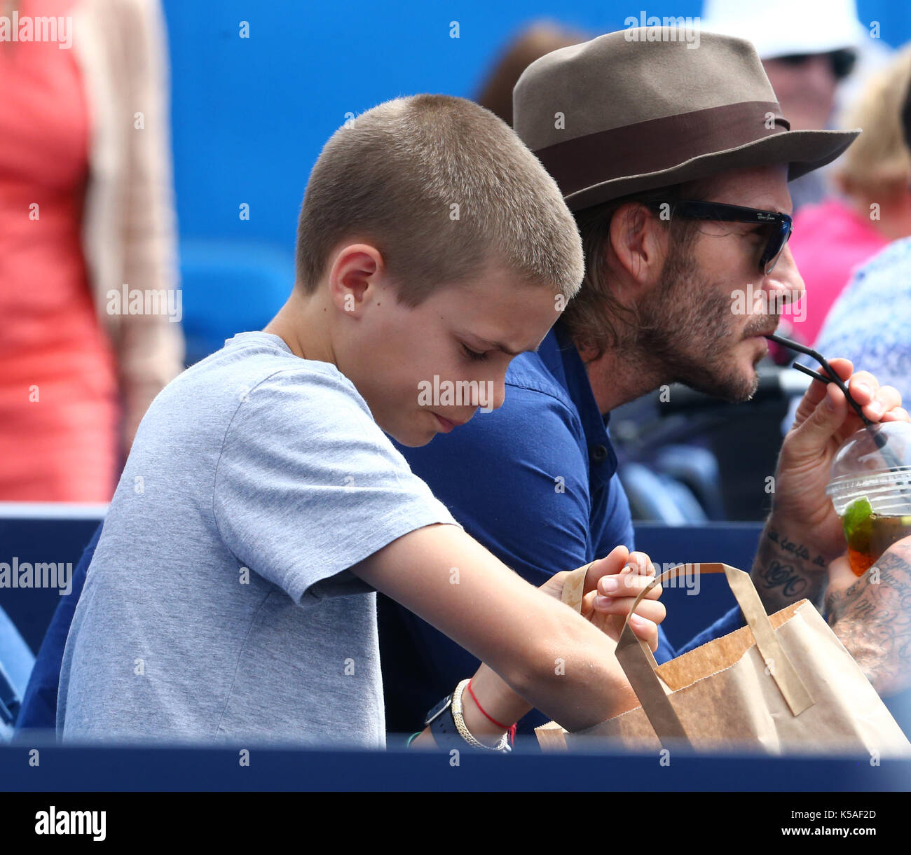 David Beckham et Romeo Beckham regardant Sam Querrey (USA) pendant les singles hommes Round Two match des Championnats ATP Aegon au Queen's Club avec: David Beckham, Romeo Beckham où: Londres, Grand Londres, Royaume-Uni quand: 22 juin 2017 crédit: WENN.com Banque D'Images