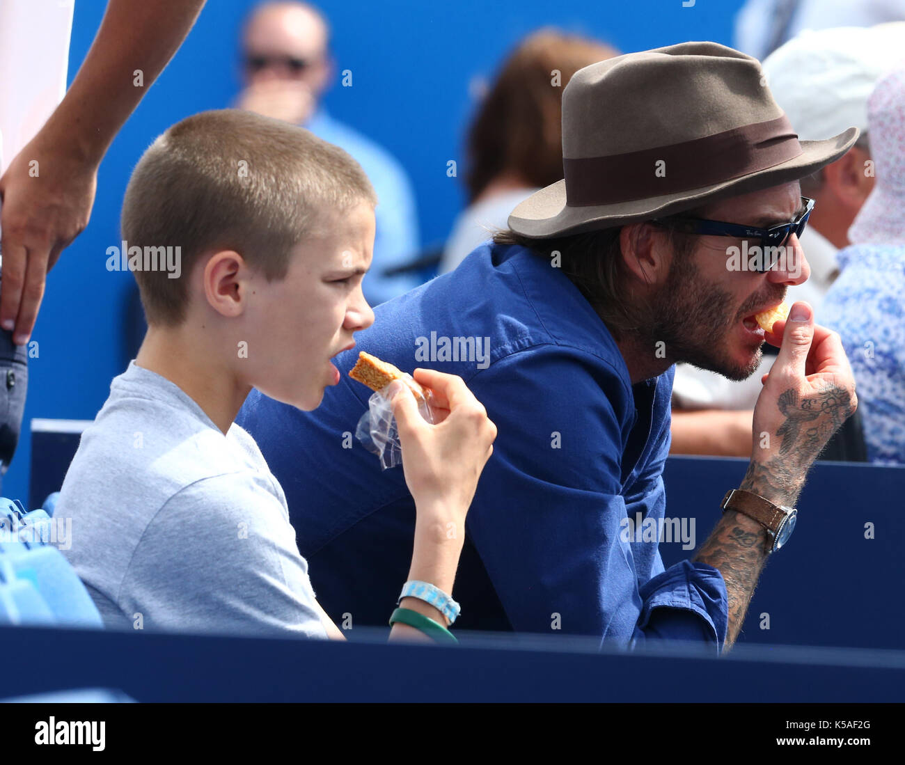 David Beckham et Romeo Beckham regardant Sam Querrey (USA) pendant les singles hommes Round Two match des Championnats ATP Aegon au Queen's Club avec: David Beckham, Romeo Beckham où: Londres, Grand Londres, Royaume-Uni quand: 22 juin 2017 crédit: WENN.com Banque D'Images