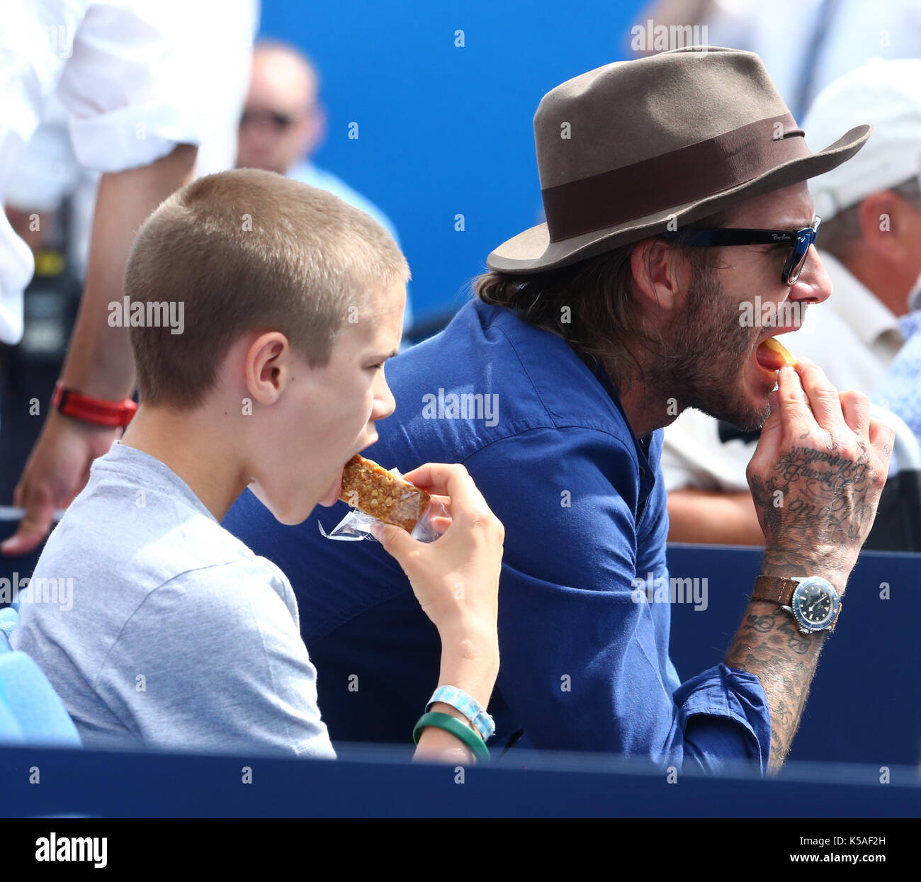 David Beckham et Romeo Beckham regardant Sam Querrey (USA) pendant les singles hommes Round Two match des Championnats ATP Aegon au Queen's Club avec: David Beckham, Romeo Beckham où: Londres, Grand Londres, Royaume-Uni quand: 22 juin 2017 crédit: WENN.com Banque D'Images