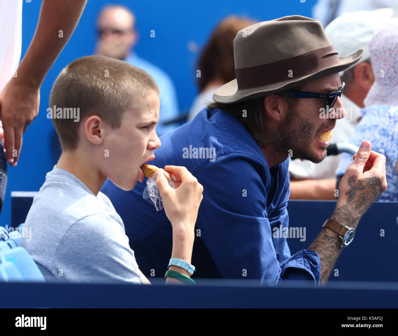 David Beckham et Romeo Beckham regardant Sam Querrey (USA) pendant les singles hommes Round Two match des Championnats ATP Aegon au Queen's Club avec: David Beckham, Romeo Beckham où: Londres, Grand Londres, Royaume-Uni quand: 22 juin 2017 crédit: WENN.com Banque D'Images