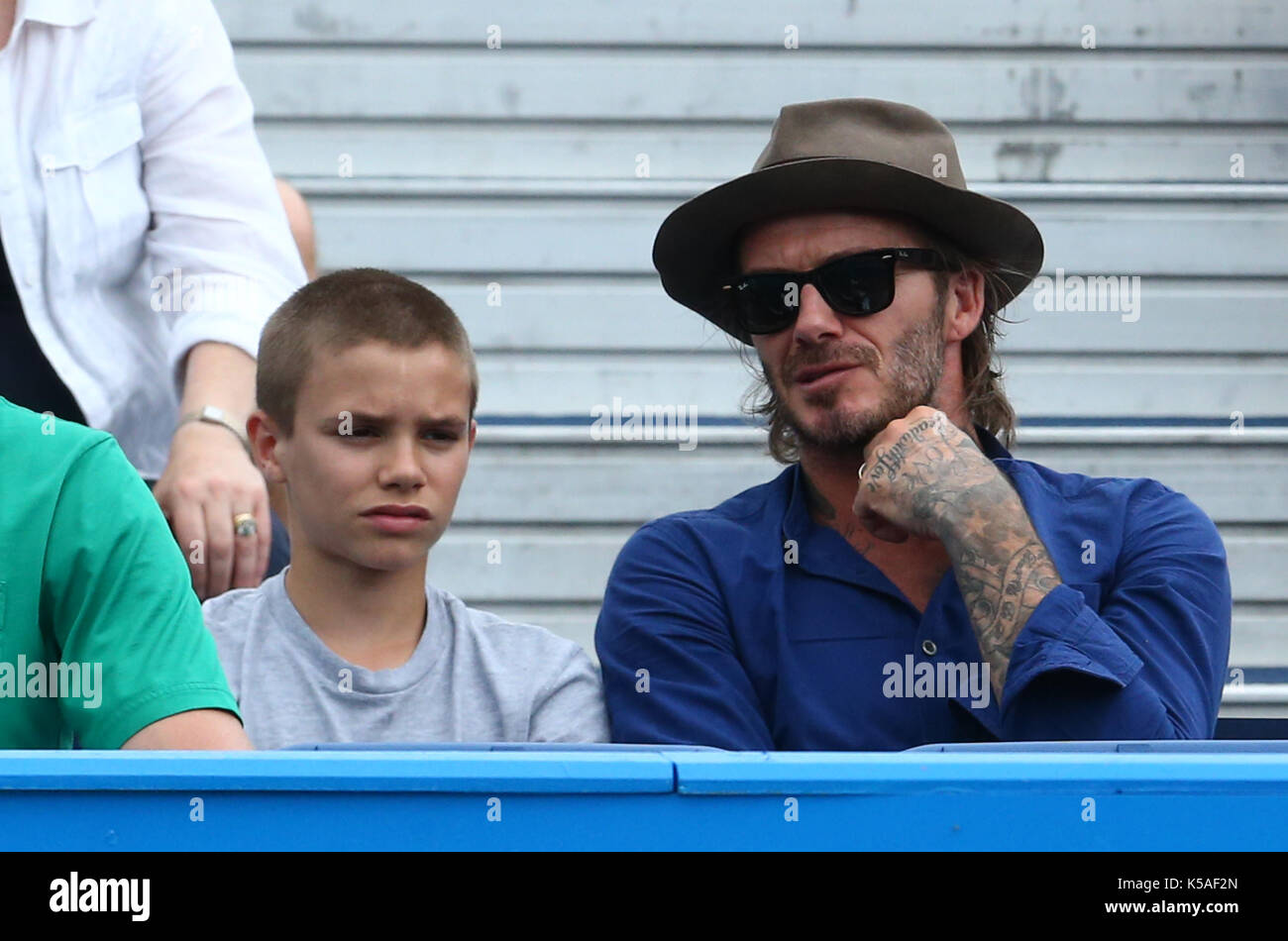 David Beckham et Romeo Beckham regardant Sam Querrey (USA) pendant les singles hommes Round Two match des Championnats ATP Aegon au Queen's Club avec: David Beckham, Romeo Beckham où: Londres, Grand Londres, Royaume-Uni quand: 22 juin 2017 crédit: WENN.com Banque D'Images