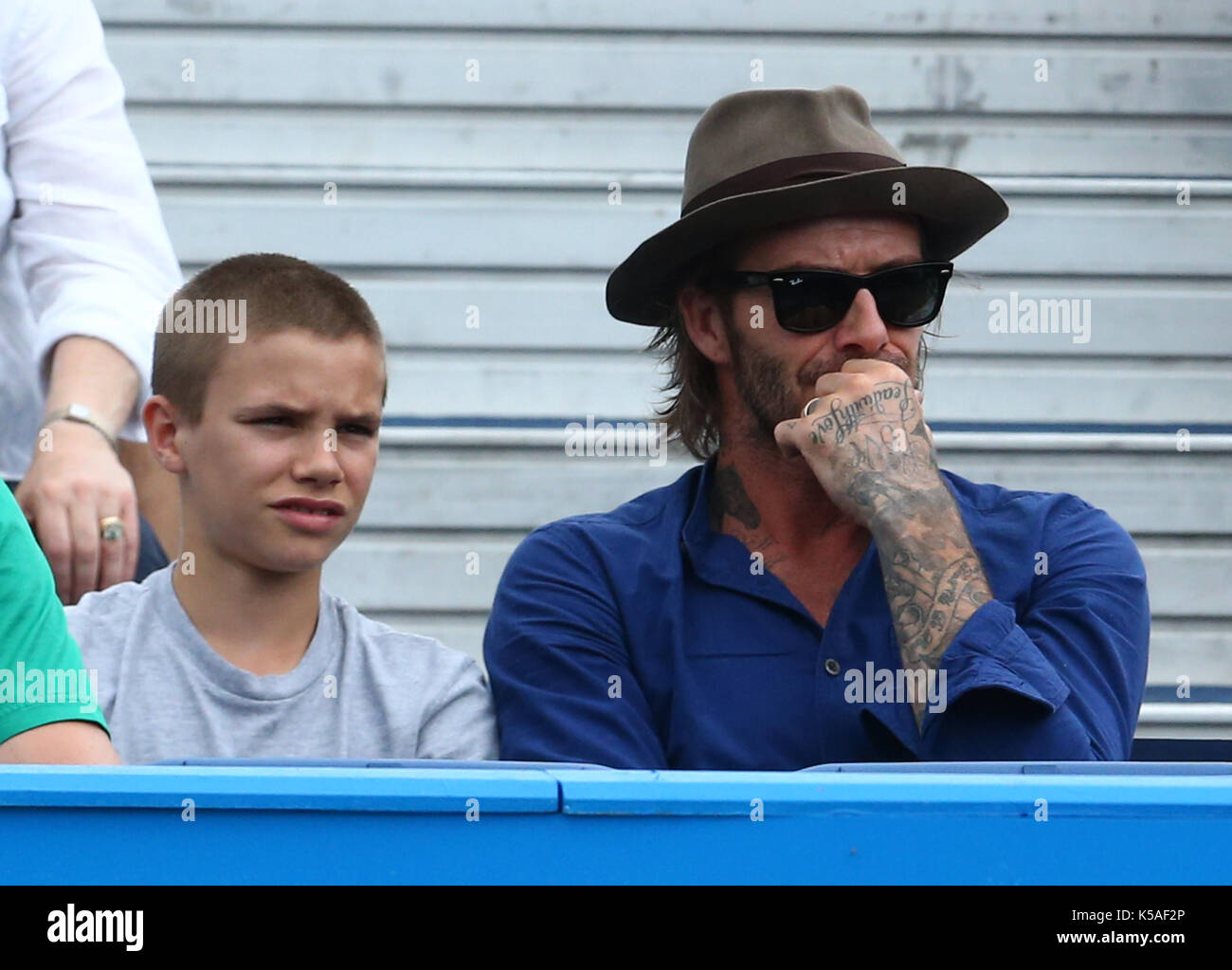 David Beckham et Romeo Beckham regardant Sam Querrey (USA) pendant les singles hommes Round Two match des Championnats ATP Aegon au Queen's Club avec: David Beckham, Romeo Beckham où: Londres, Grand Londres, Royaume-Uni quand: 22 juin 2017 crédit: WENN.com Banque D'Images