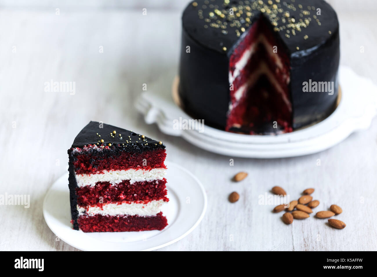 Gateau Rond Noir Rouge Et Blanc A Rayures Remplissant Photo Stock Alamy