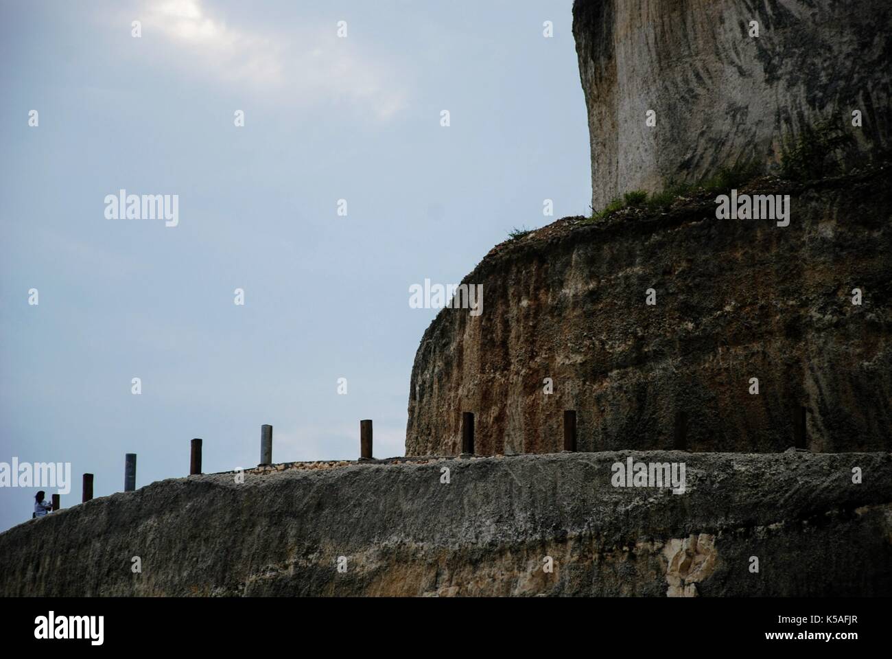 Vue d'une falaise près d'une plage à Bali, Indonésie Banque D'Images