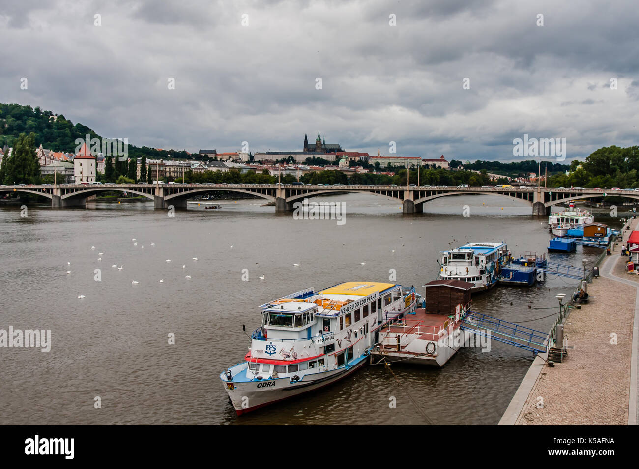 Vltava, pont des légions, et le château de Prague Banque D'Images