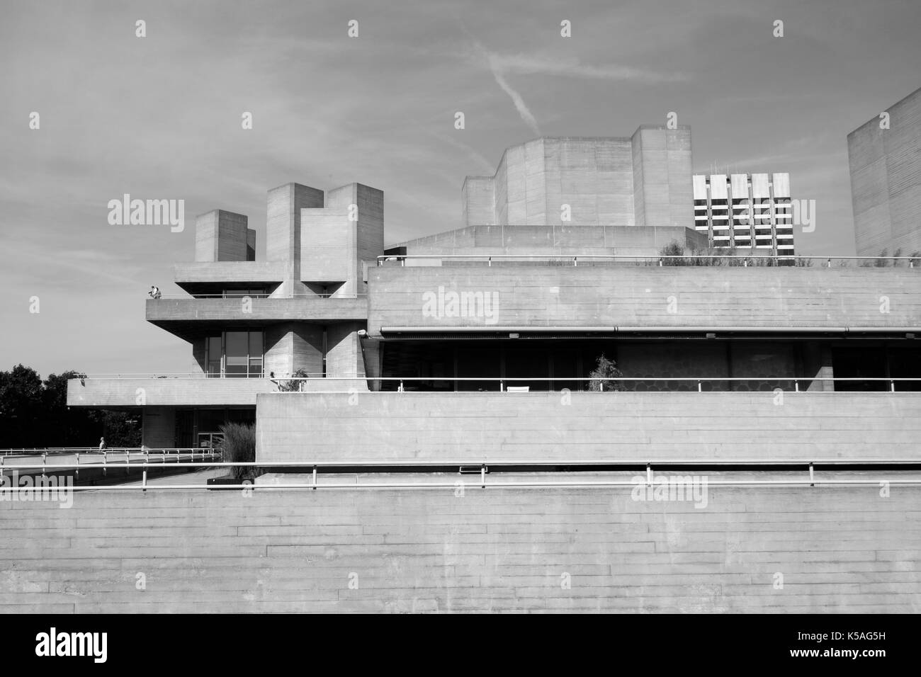 Vue de profil du Théâtre National à Southbank à Londres en noir et blanc Banque D'Images