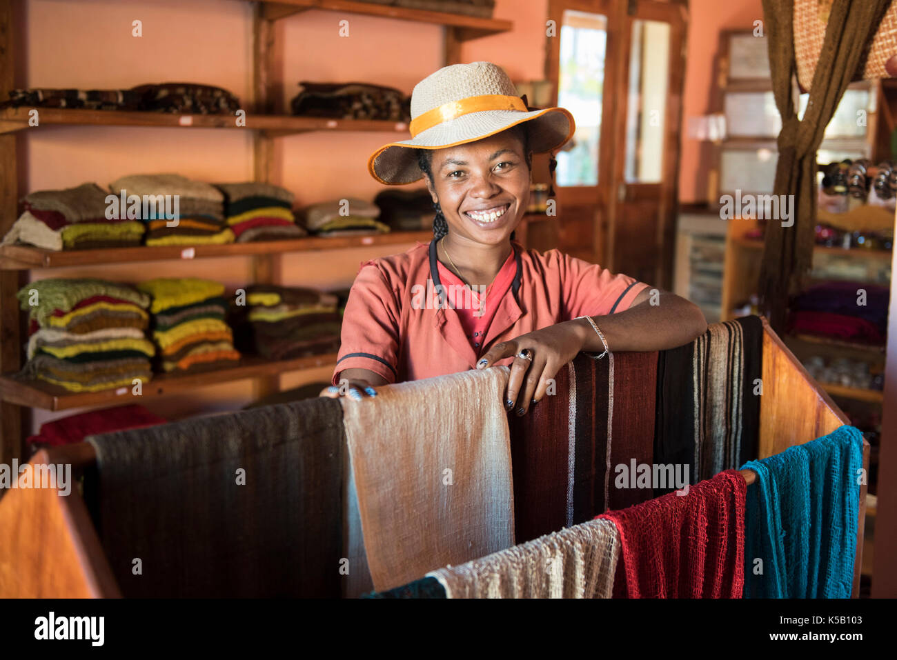Foulards en soie en vente à l'atelier de la soie sauvage Soalandy, Ambalavao, Madagascar Banque D'Images