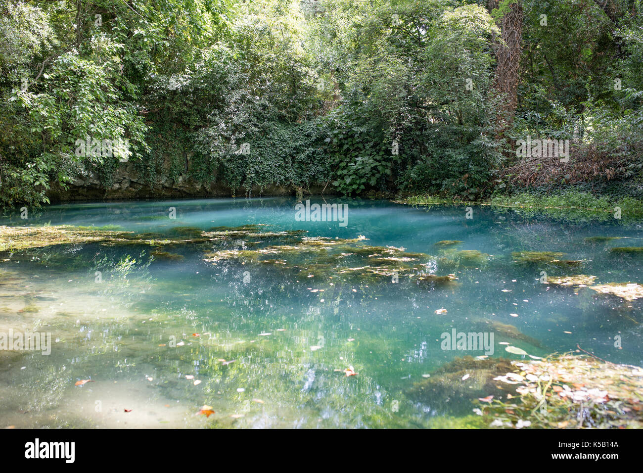 Résurgence de la rivière Timavo par une église à San Giovanni di Duino, ou san giovanni in tuba. rivière karstique, fruglia, triest, région de l'Italie. Banque D'Images