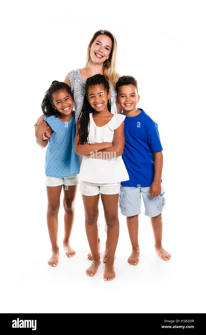 Deux lits enfant garçon afro et posant sur un fond blanc studio avec mère blanc Banque D'Images