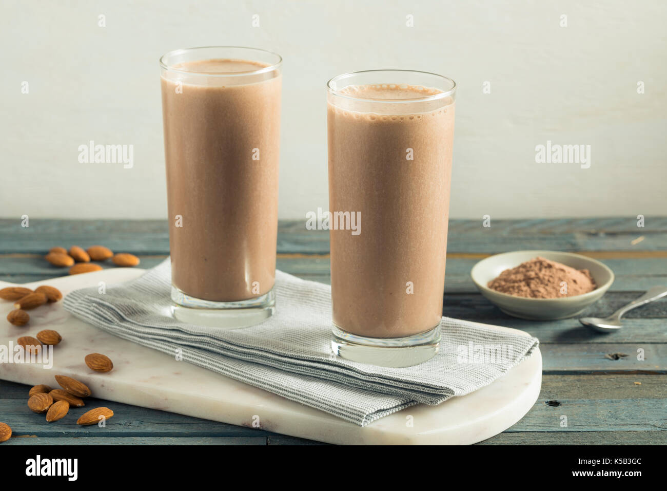 Protéinée au chocolat maison saine avec le lait d'amande Banque D'Images