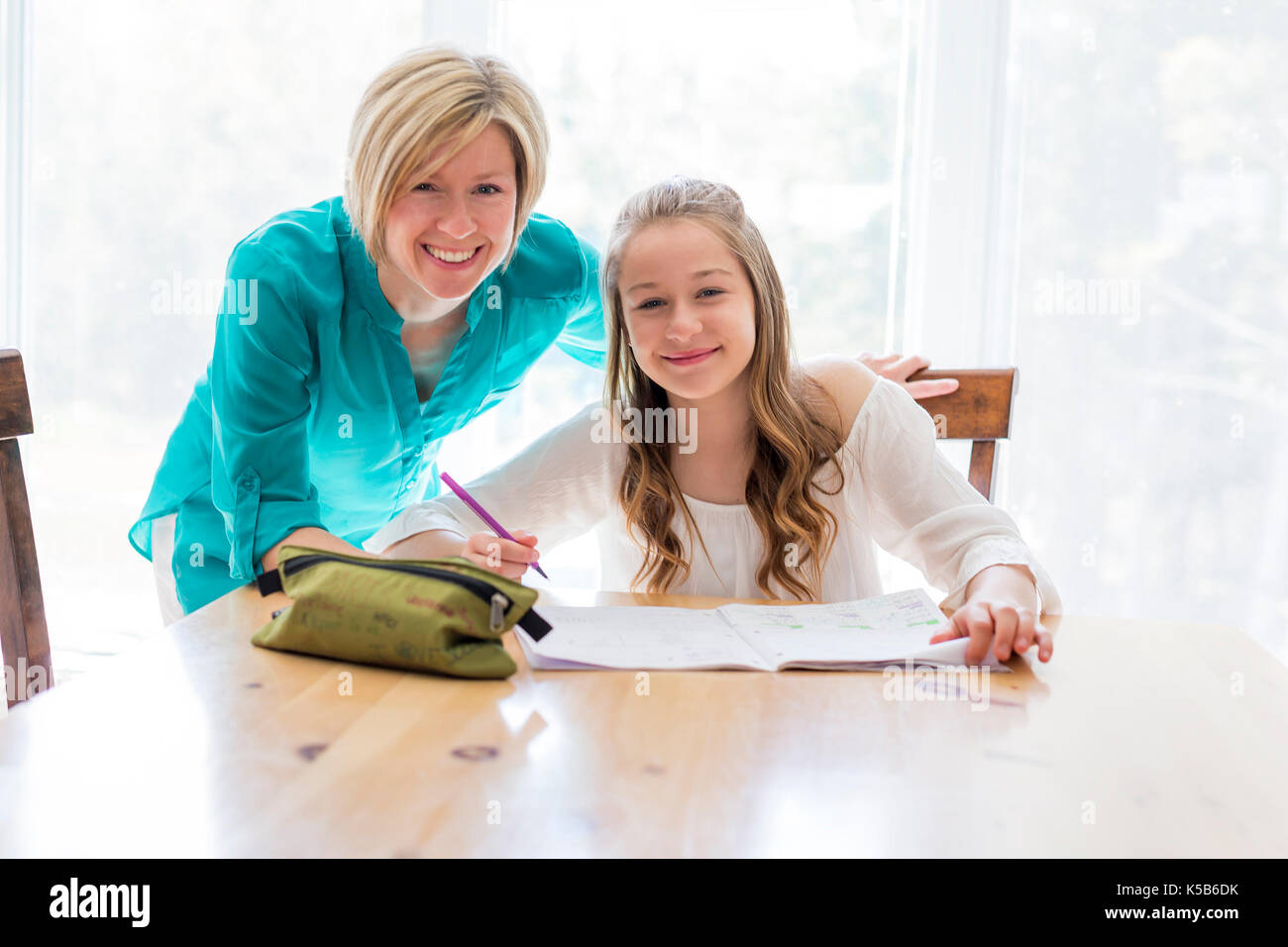 Mère adolescente aide aux devoirs Banque D'Images