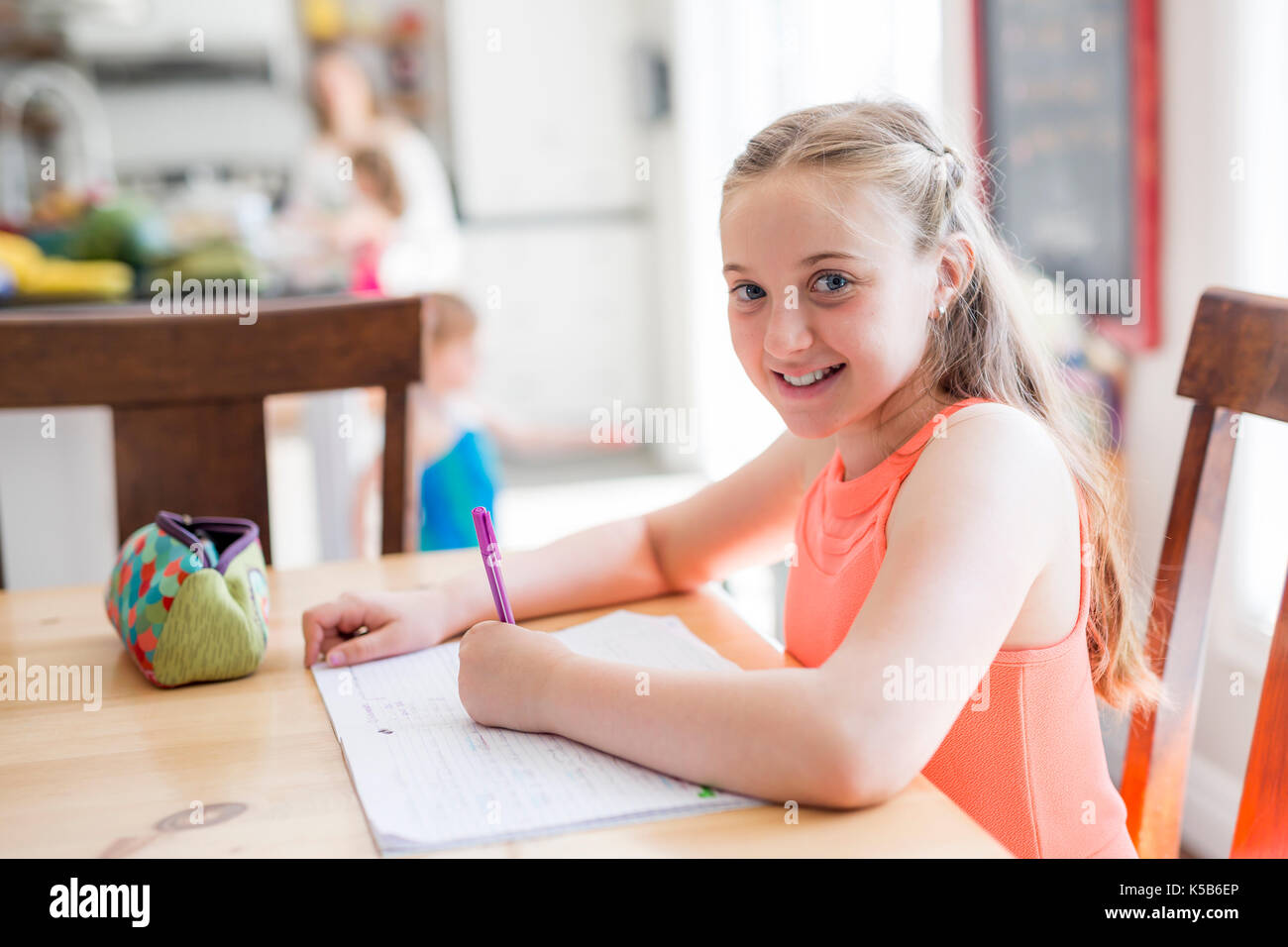 Cute girl doing homework at home Banque D'Images