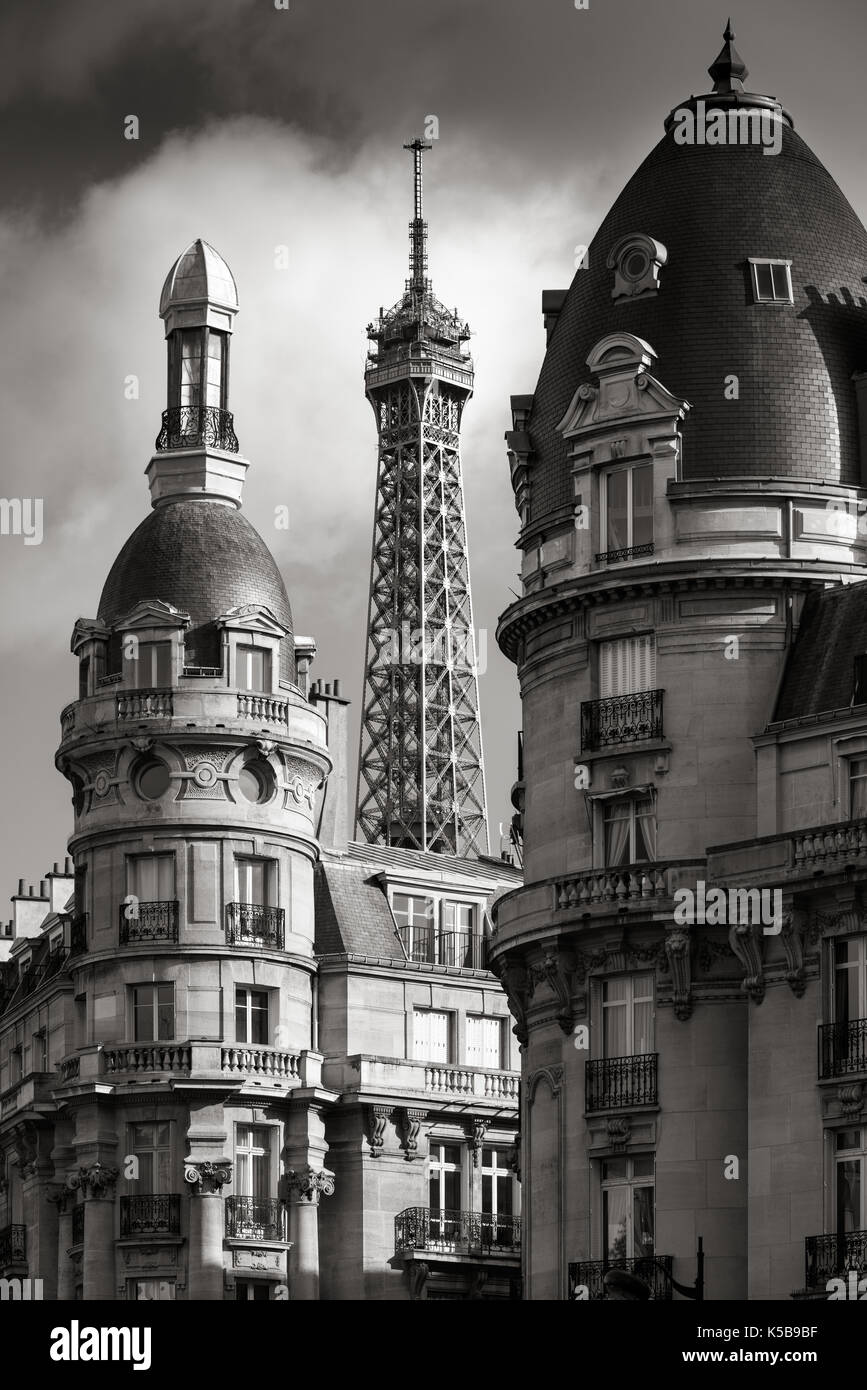 La Tour Eiffel avec les immeubles haussmanniens, 16ème arrondissement, Paris Banque D'Images