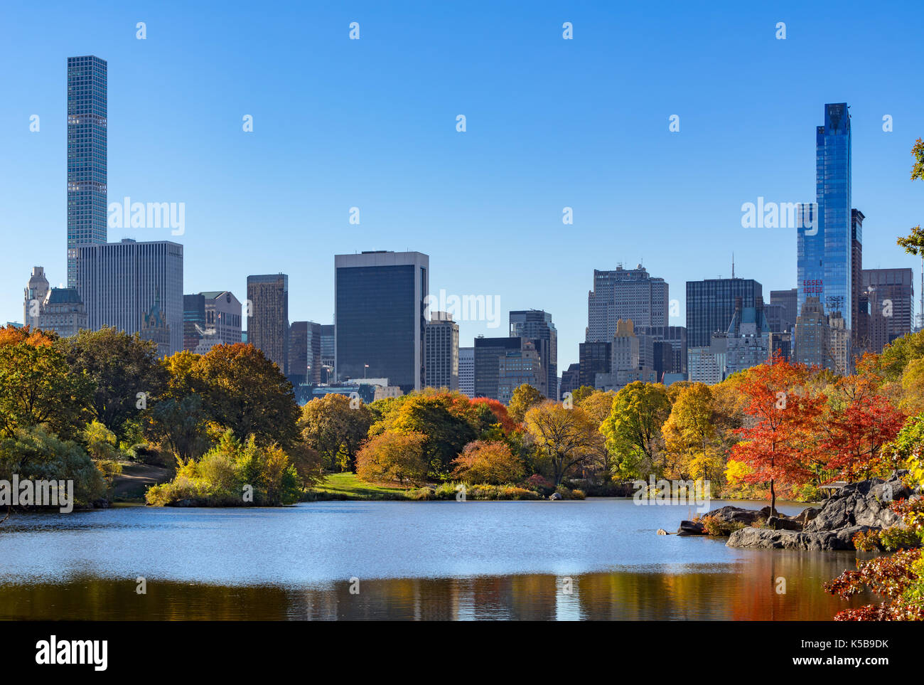 Central Park en automne par le lac avec Midtown gratte-ciel. New York City Banque D'Images