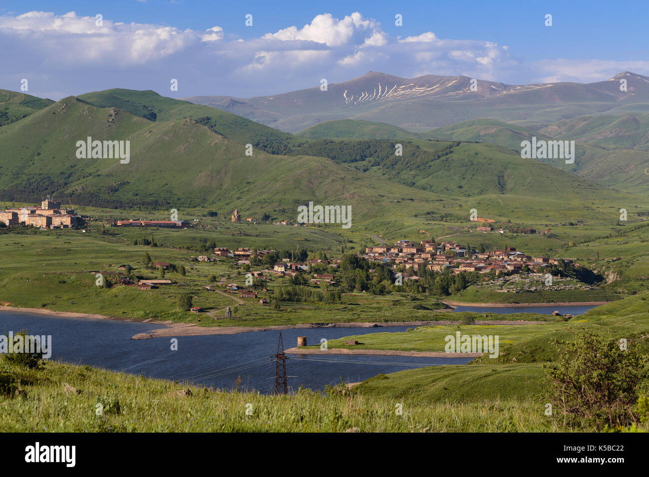 Vue sur village kechut et le réservoir dans la région de Vayots Dzor de la république d'Arménie Banque D'Images