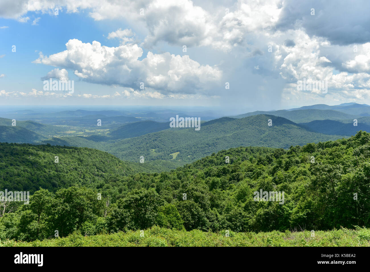Vue sur la vallée de Shenandoah et Blue Ridge Mountains de Shenandoah National Park, virginia Banque D'Images