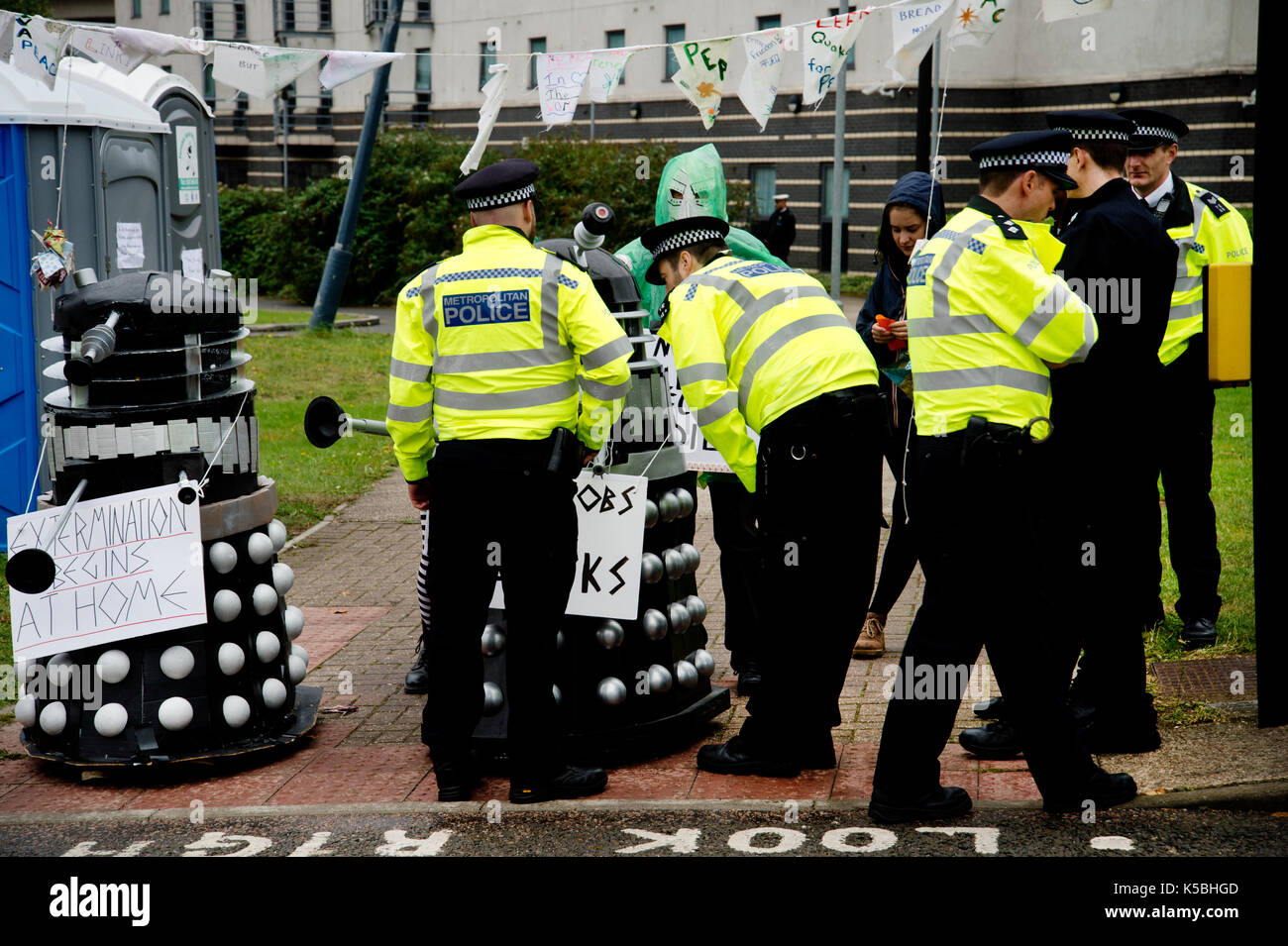 Campagne contre le commerce des armes protester contre la foire aux armements organisé par la défense et l'équipement de sûreté international (dsei) au centre excel, e Banque D'Images
