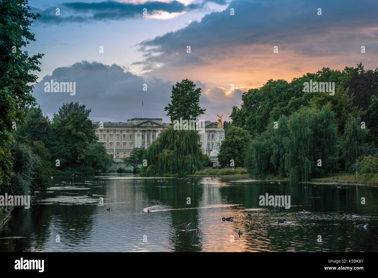 Buckingham Palace du lac au coucher du soleil Banque D'Images