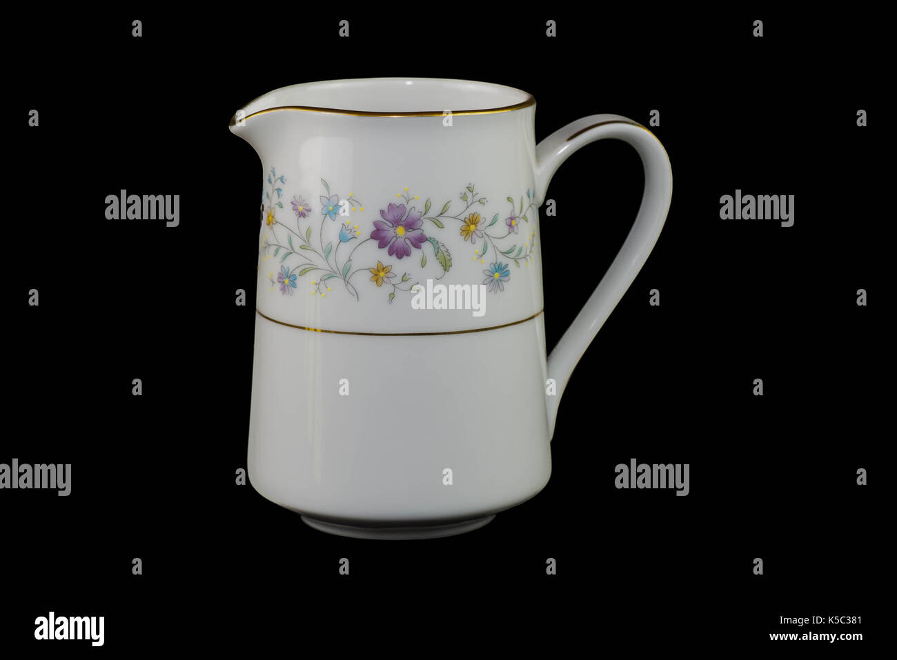 Beau pot à lait chine floral sur un fond noir. verseuse a deux bandes dorées sur la verseuse est 13 le corps principal et un sur la lèvre. une bande d'or peut être Banque D'Images