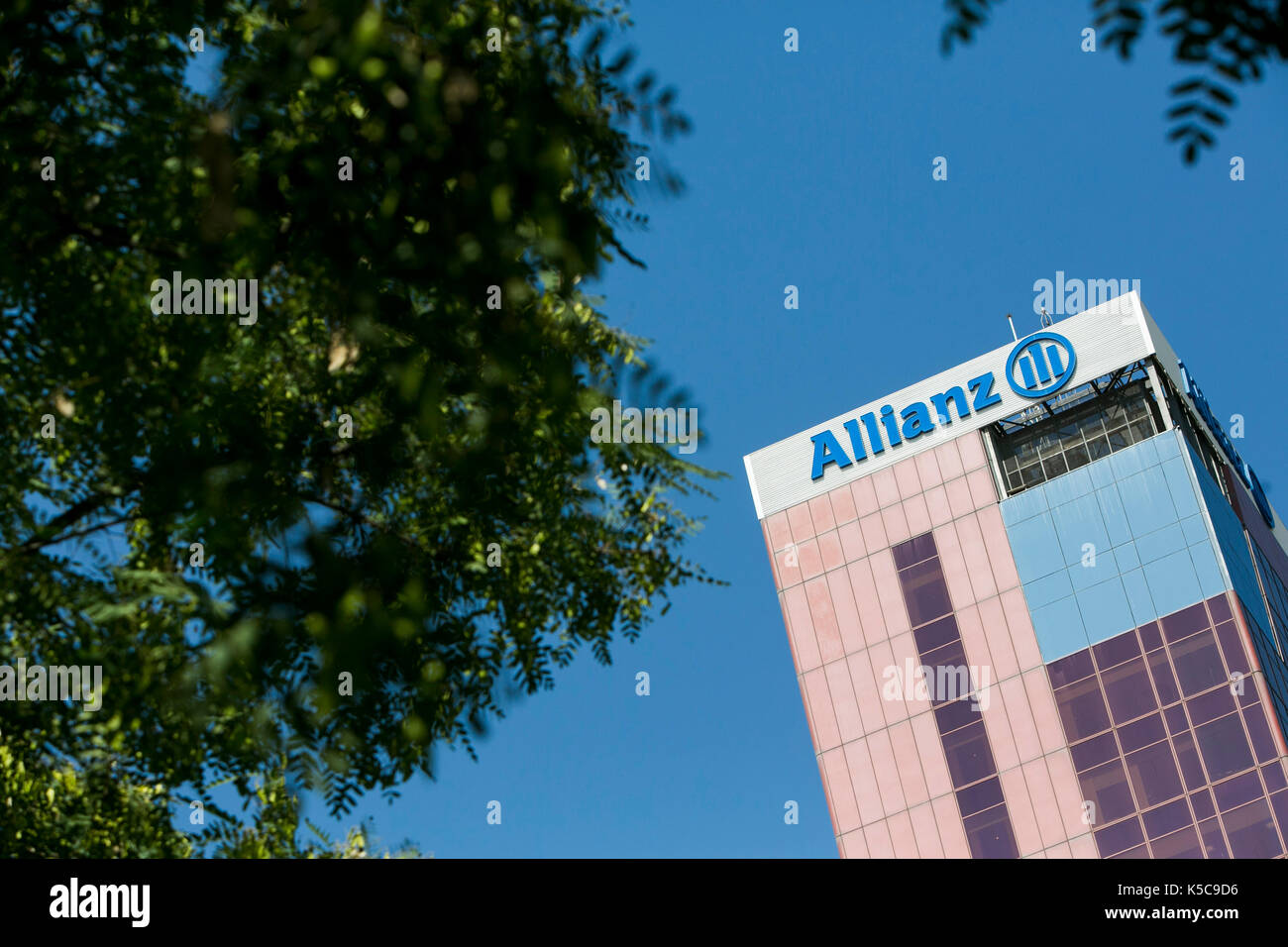 Un logo affiche à l'extérieur d'un établissement occupé par Allianz se à Barcelone, Espagne, le 24 août 2017. Banque D'Images